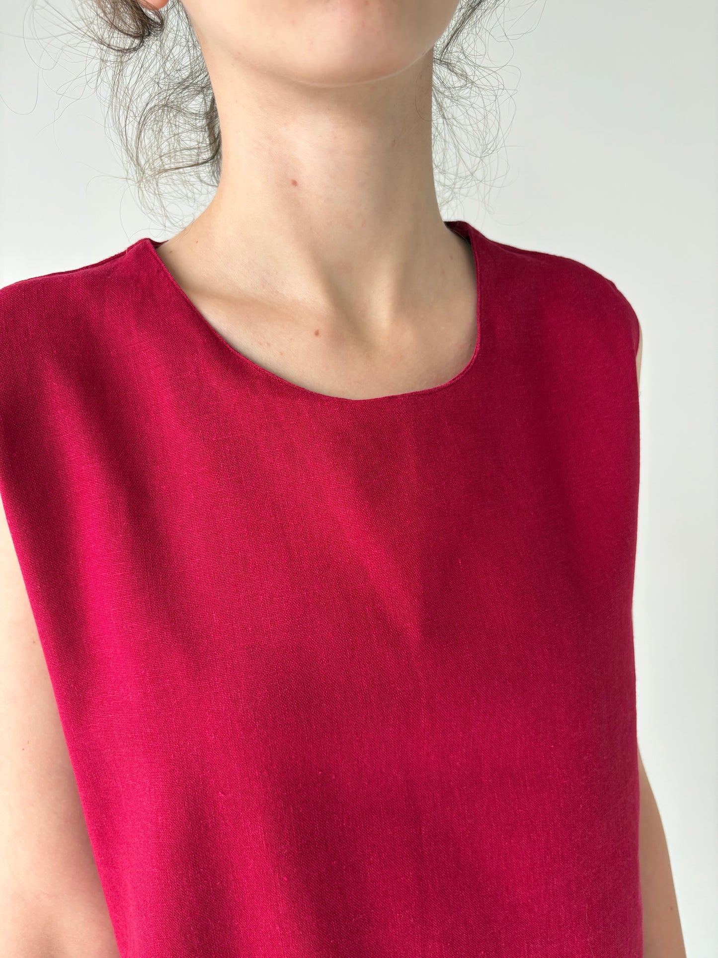 Top din pânză de in și bumbac cherry red în croi minimalist