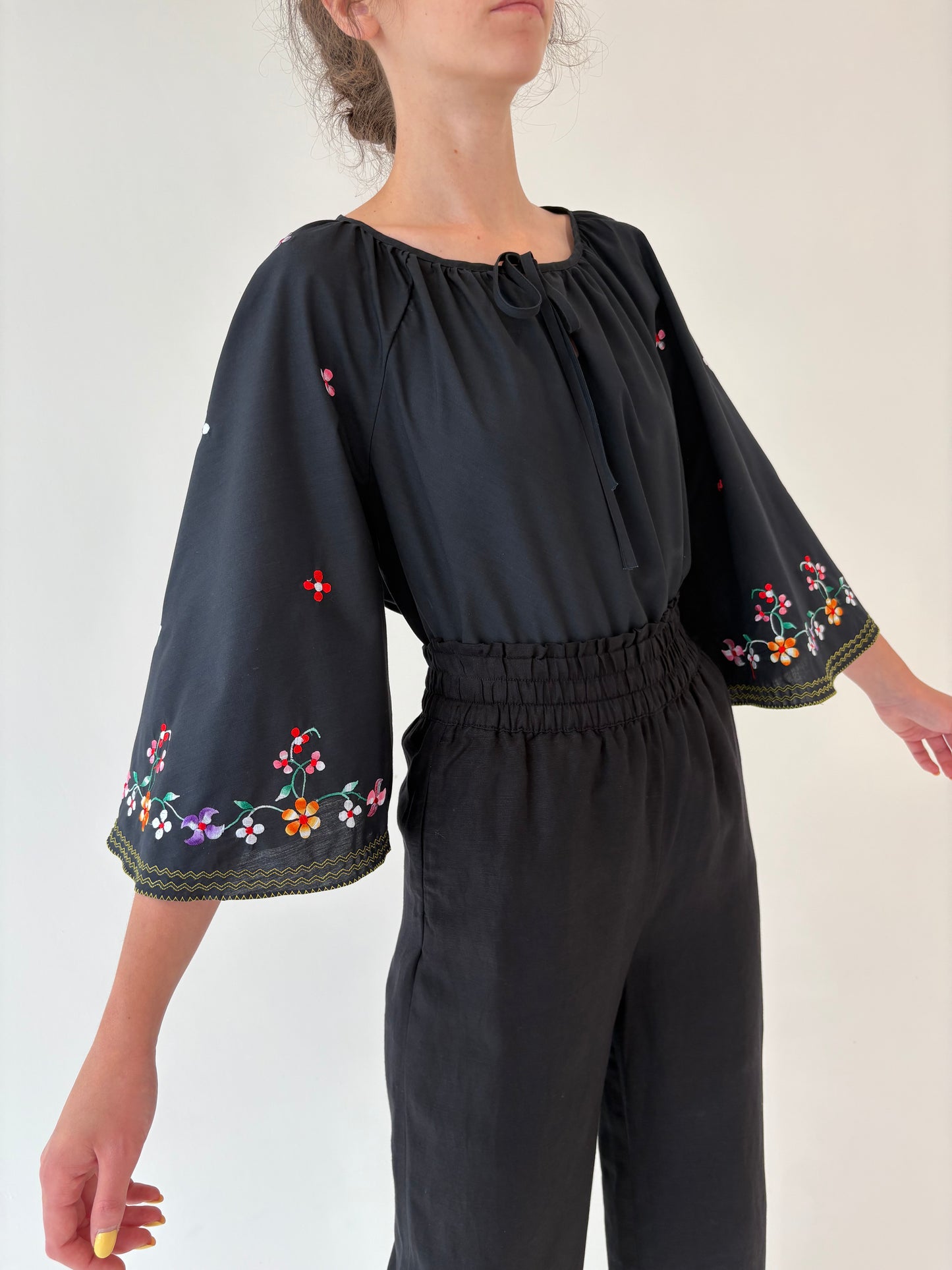 Tunica neagra cu broderie manuală excepțională din pânză de bumbac