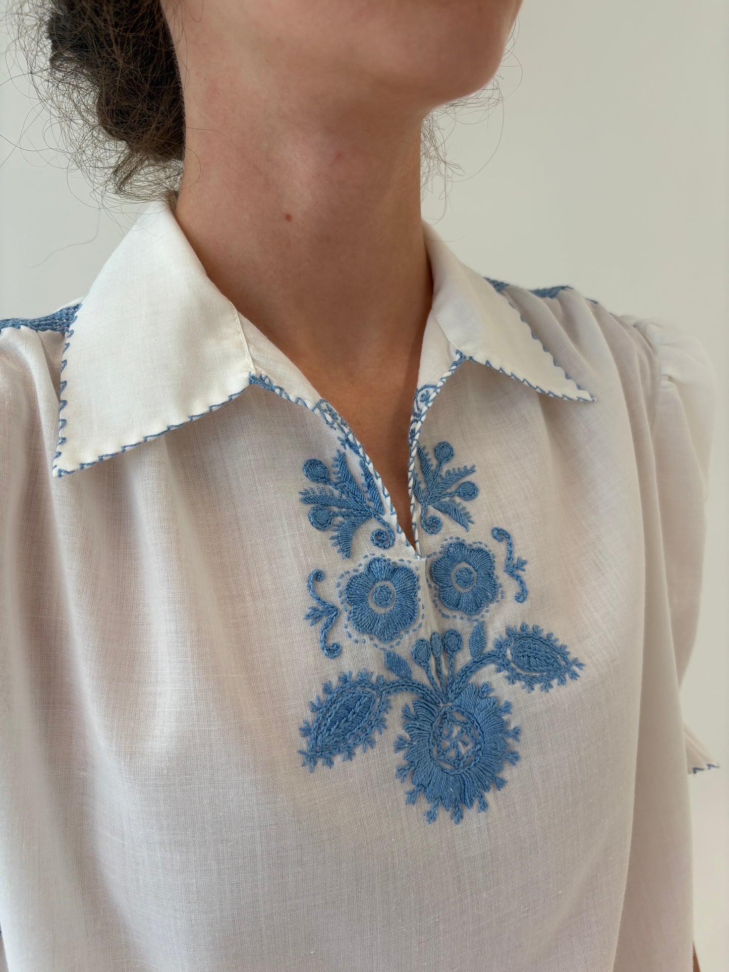 Top vintage din panzica cu broderie manuală excepțională baby blue