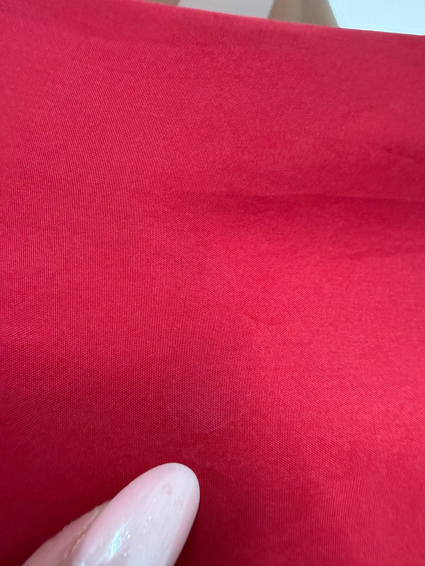 Top ruby red în croi minimalist din mătase naturală