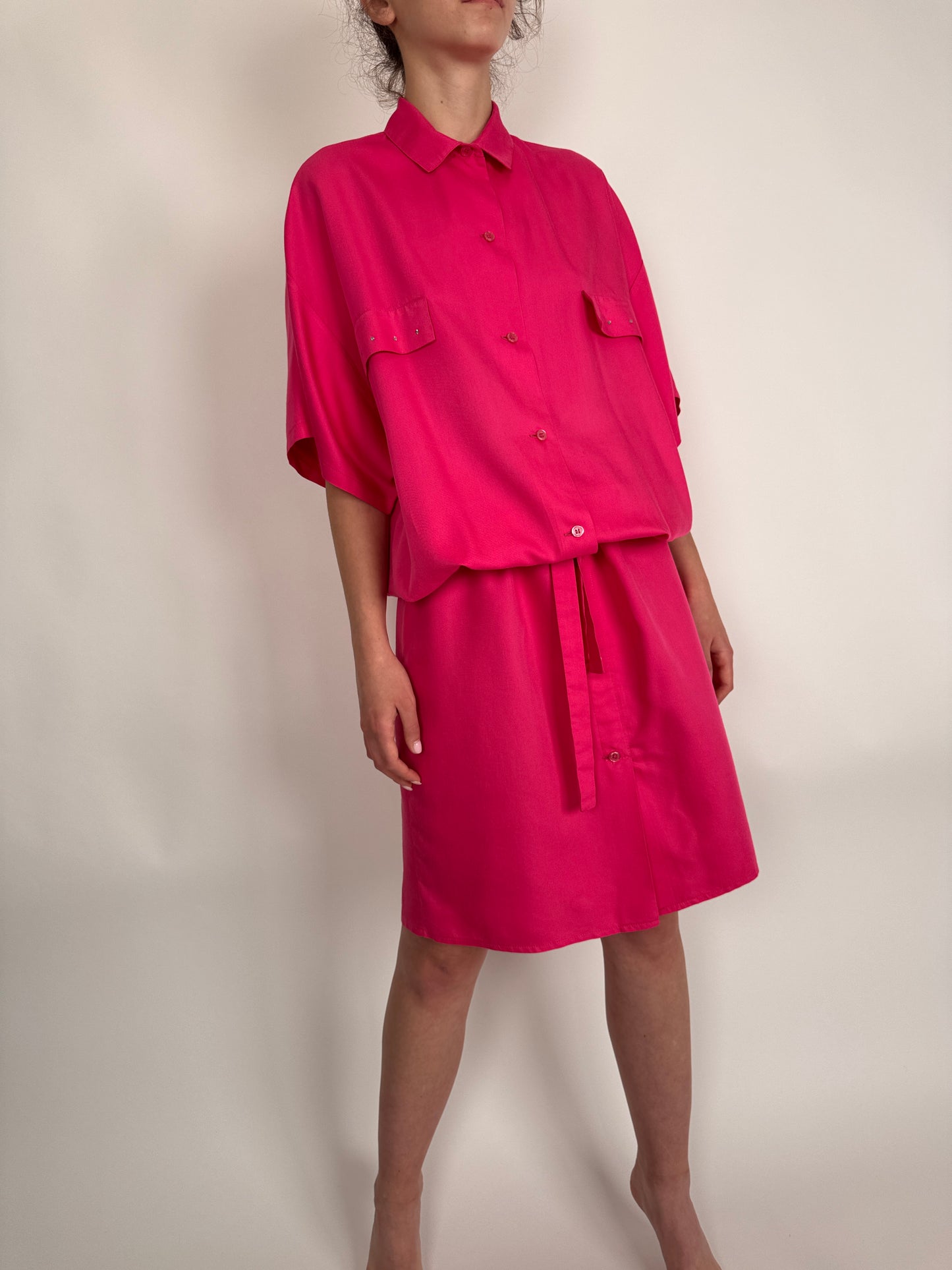 Rochie fucsia bluzata cu talie reglabilă marcată