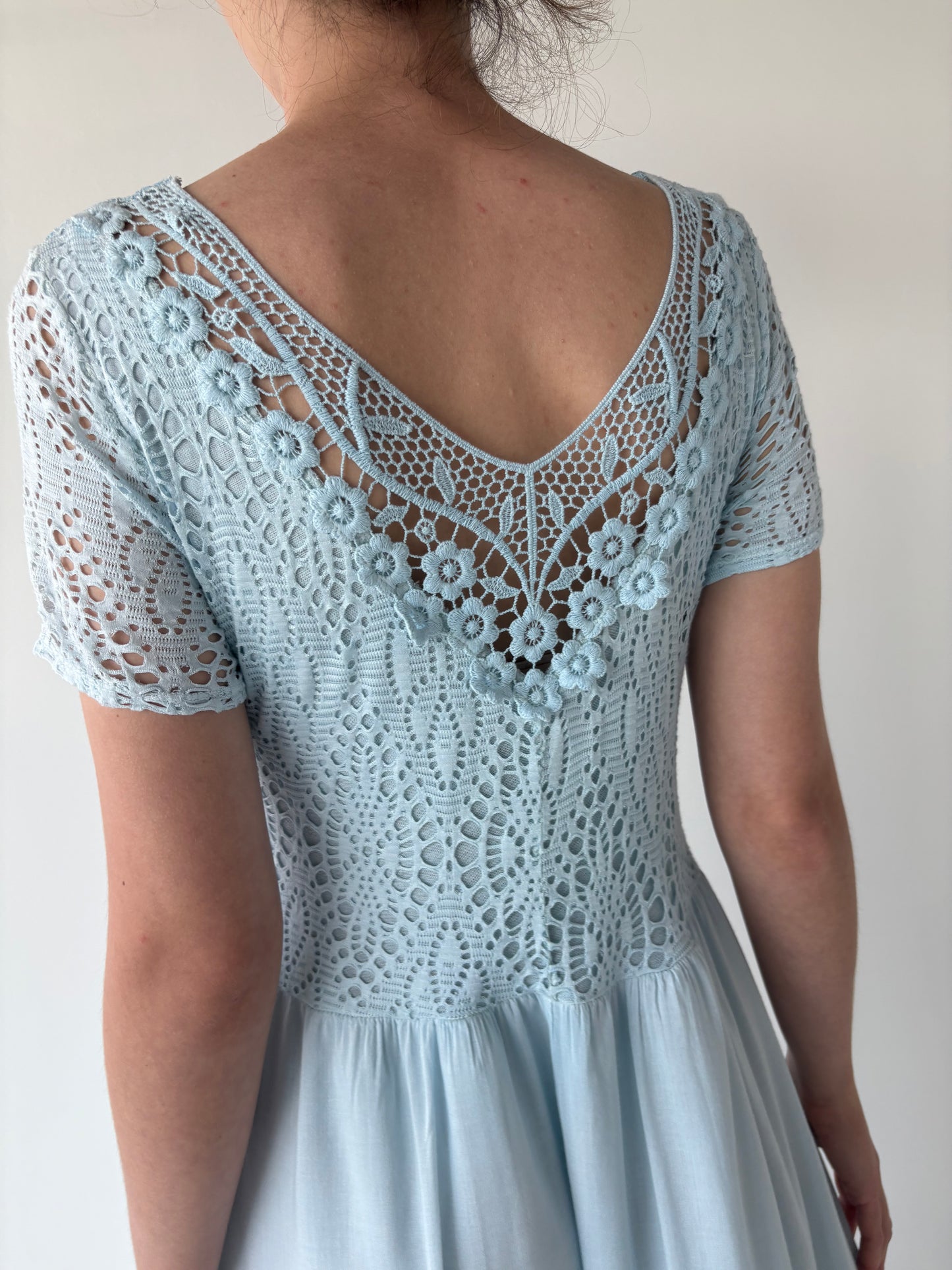 Rochie maxi baby blue vaporoasă cu dantelă cu aplicații delicate