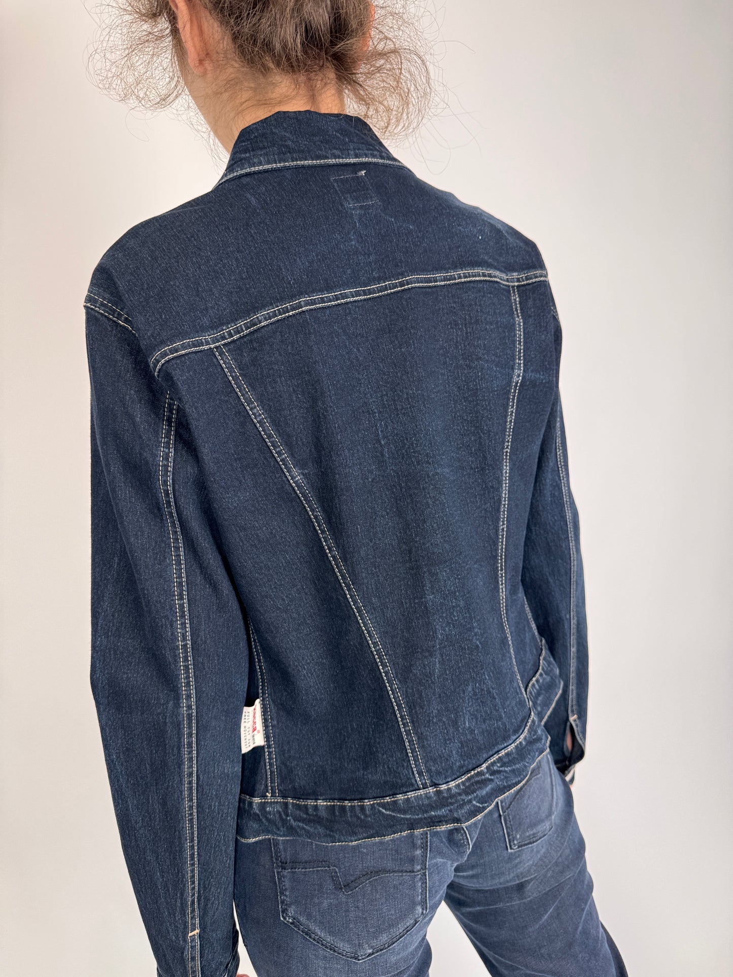 Geacă dark wash din jeans ușor strech