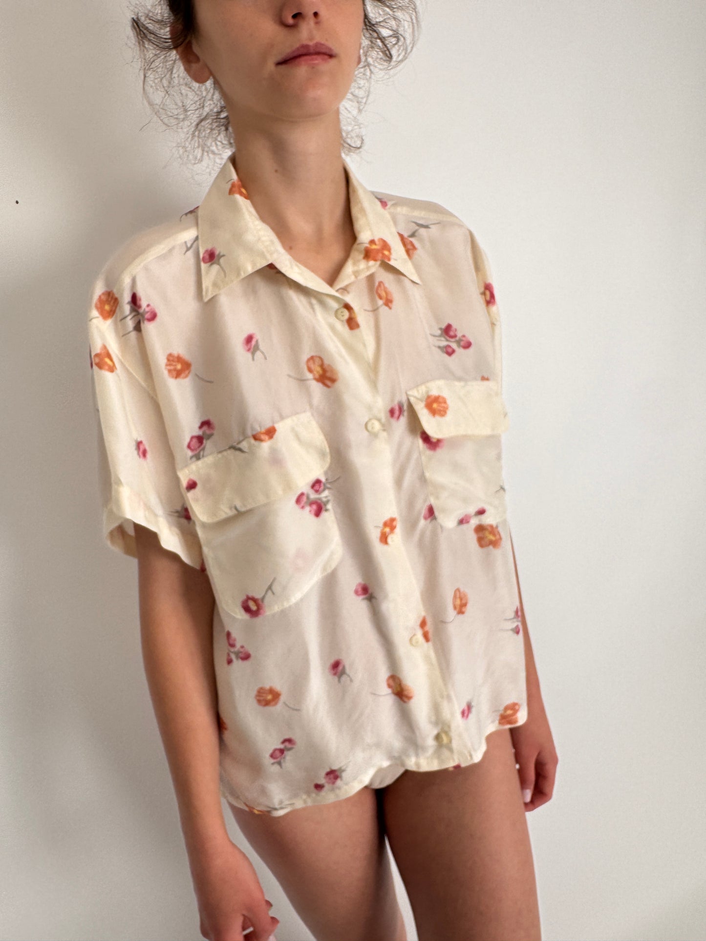 Cămașa din mătase naturală butter white cu print floral delicat