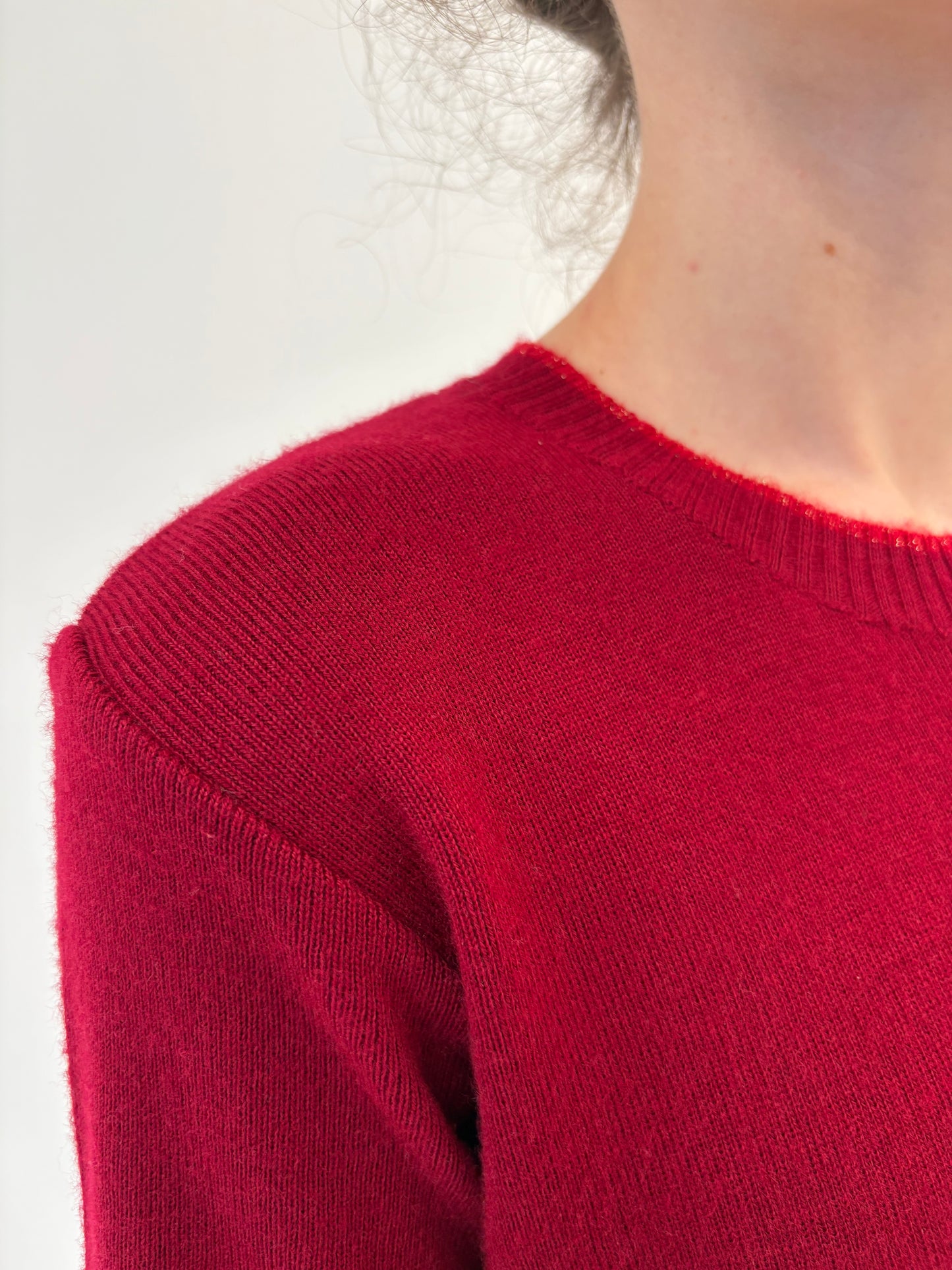 Top dark cherry red ușor cropped din mix de lana merino extrafina
