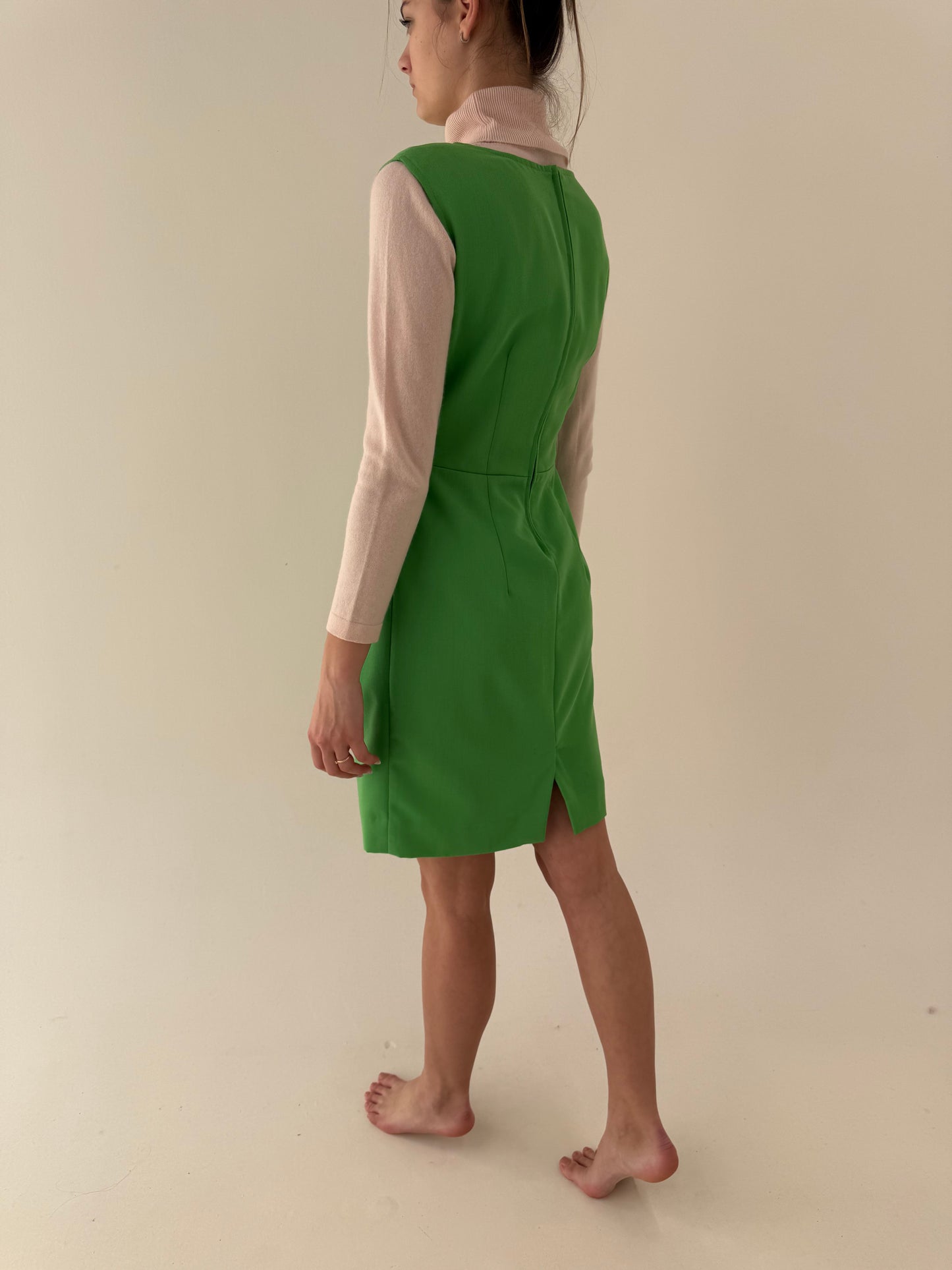 Rochie verde crud în croi feminin cu talie ultra marcată și pense