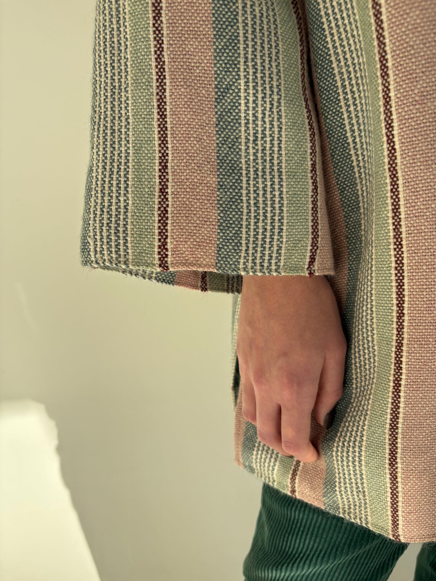 Palton din lana texturată în culori pudrate și croi lejer