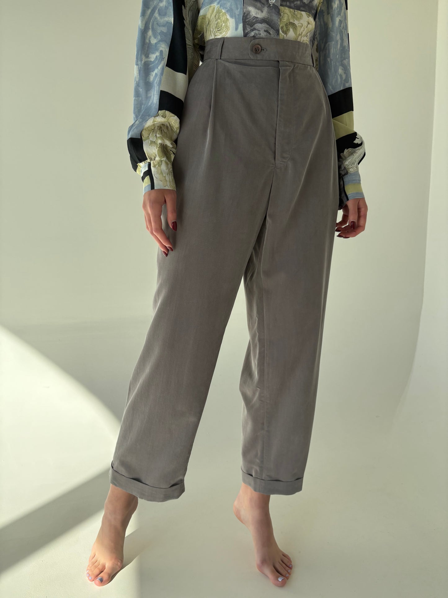 Pantaloni cu talie mai generoasă, pense și aspect de piele întoarsă