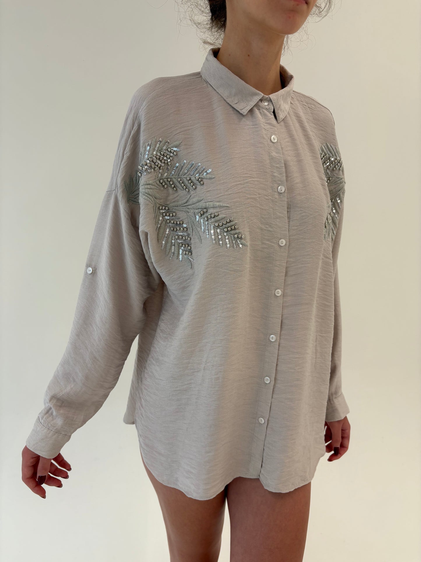 Cămașa warm gray cu aplicații argintii și broderie în croi lejer