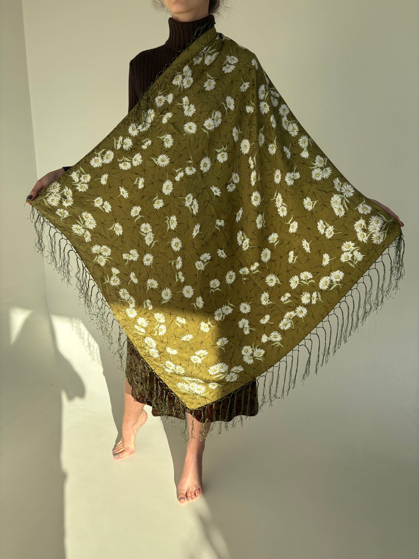 Eșarfă XXL din mătase natural cu print cu margarete pe seaweed green