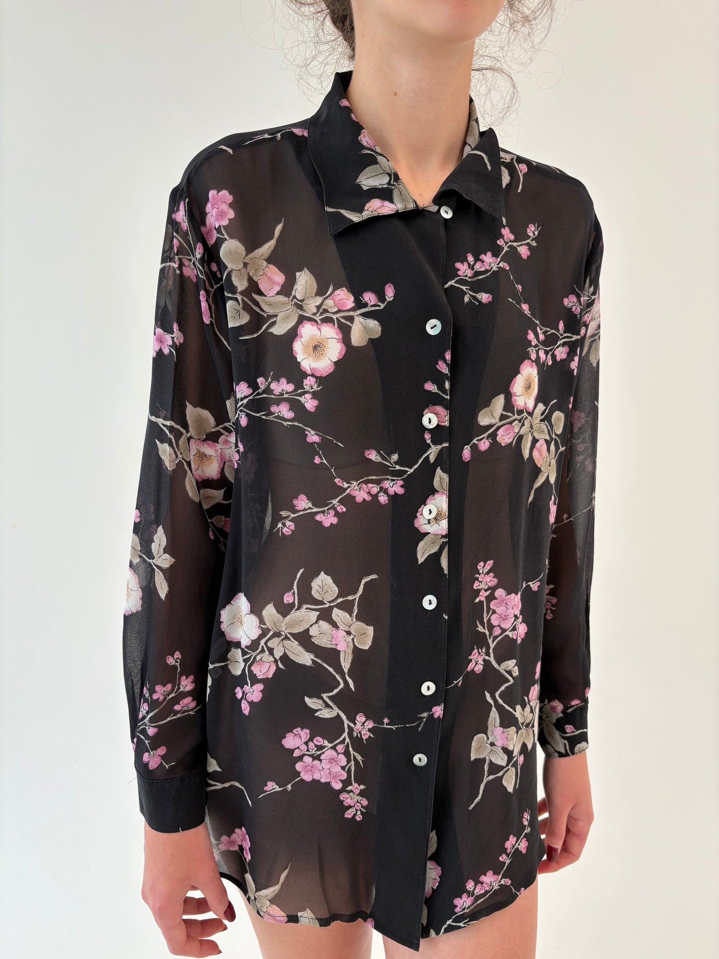 Cămașa cu print floral delicat cu flori de cireș din Georgette de mătase naturală