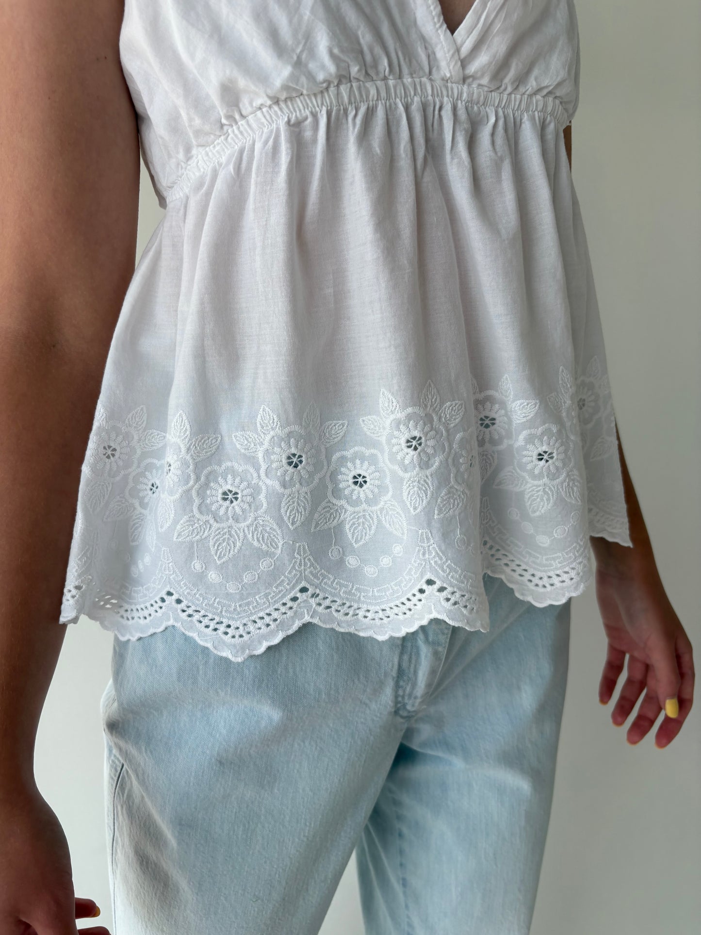 Top peplum cu talie ultra înaltă marcată și broderie anglaise