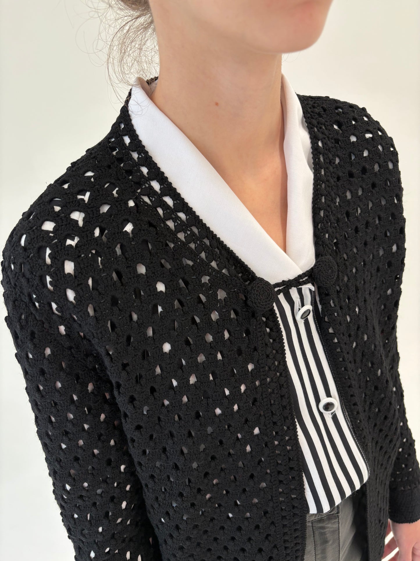 Cardigan vintage negru petite lucrat manual din lana plină extrafina
