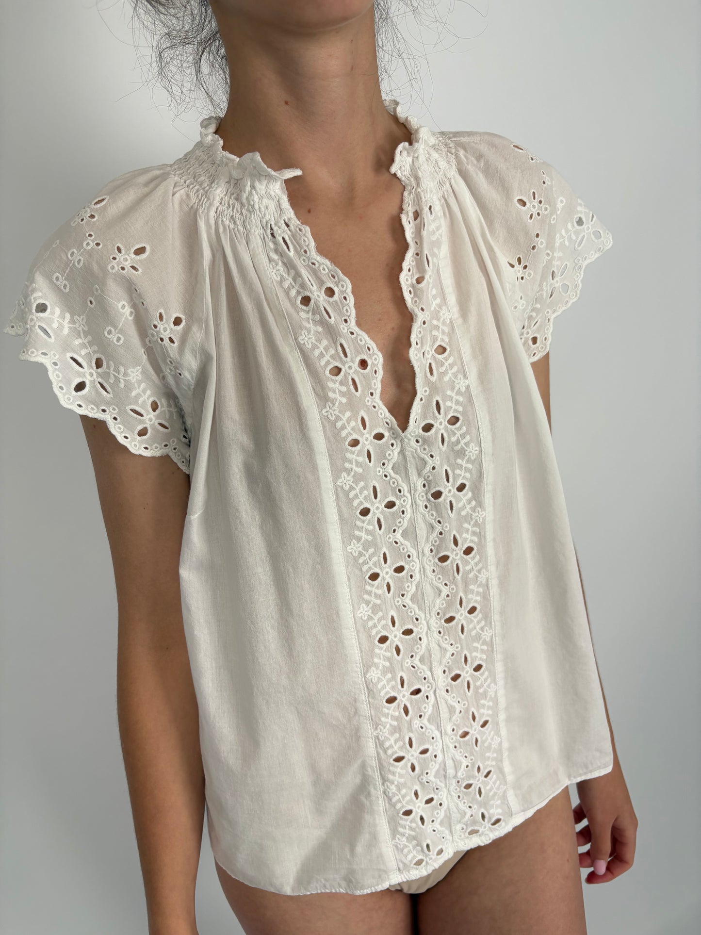 Top superb cu broderie anglaise