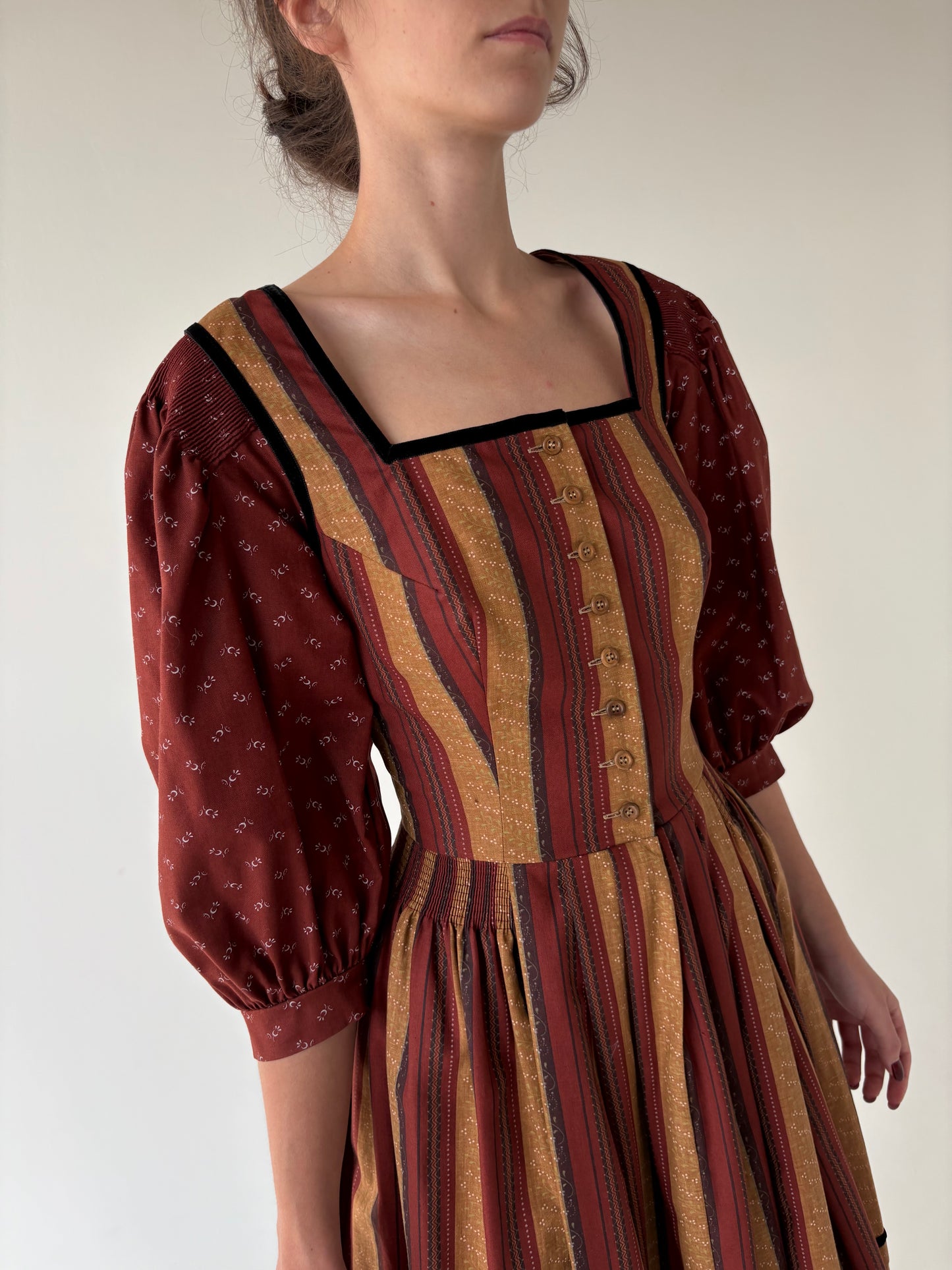 Rochie vintage cu corsaj în nuanțe superbe ciocolatii din mix de lanita