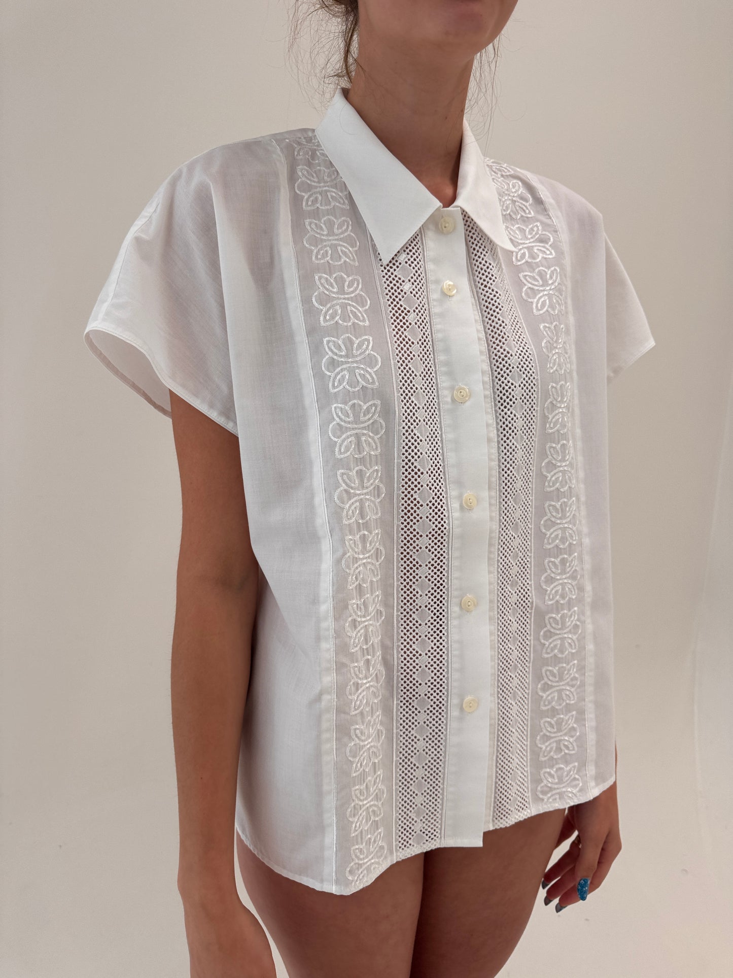 Cămașa vintage din cea mai fină panzica de bumbac cu broderie superbă