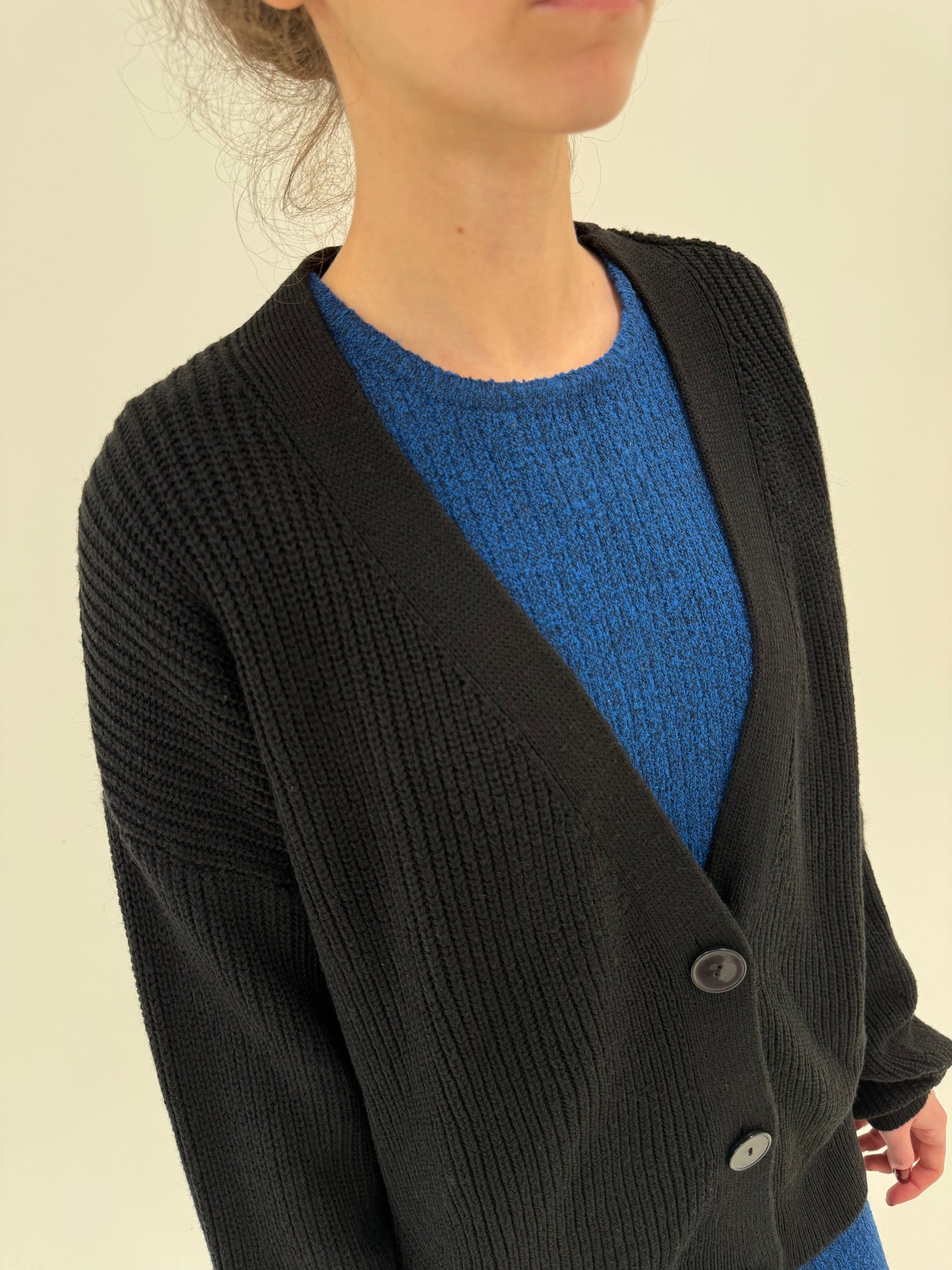 Cardigan negru din lana extrafina merino în croi lejer