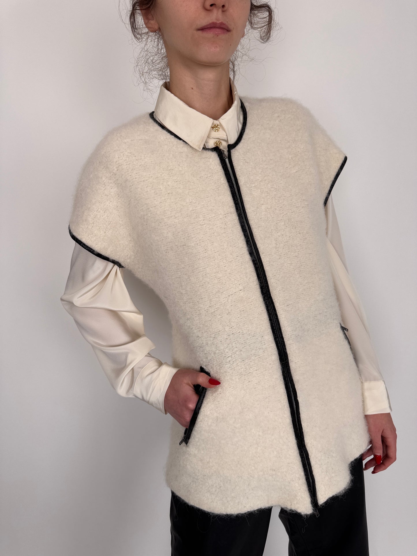 Vestă premium în croi minimalist din mix de alpaka cu fleece wool
