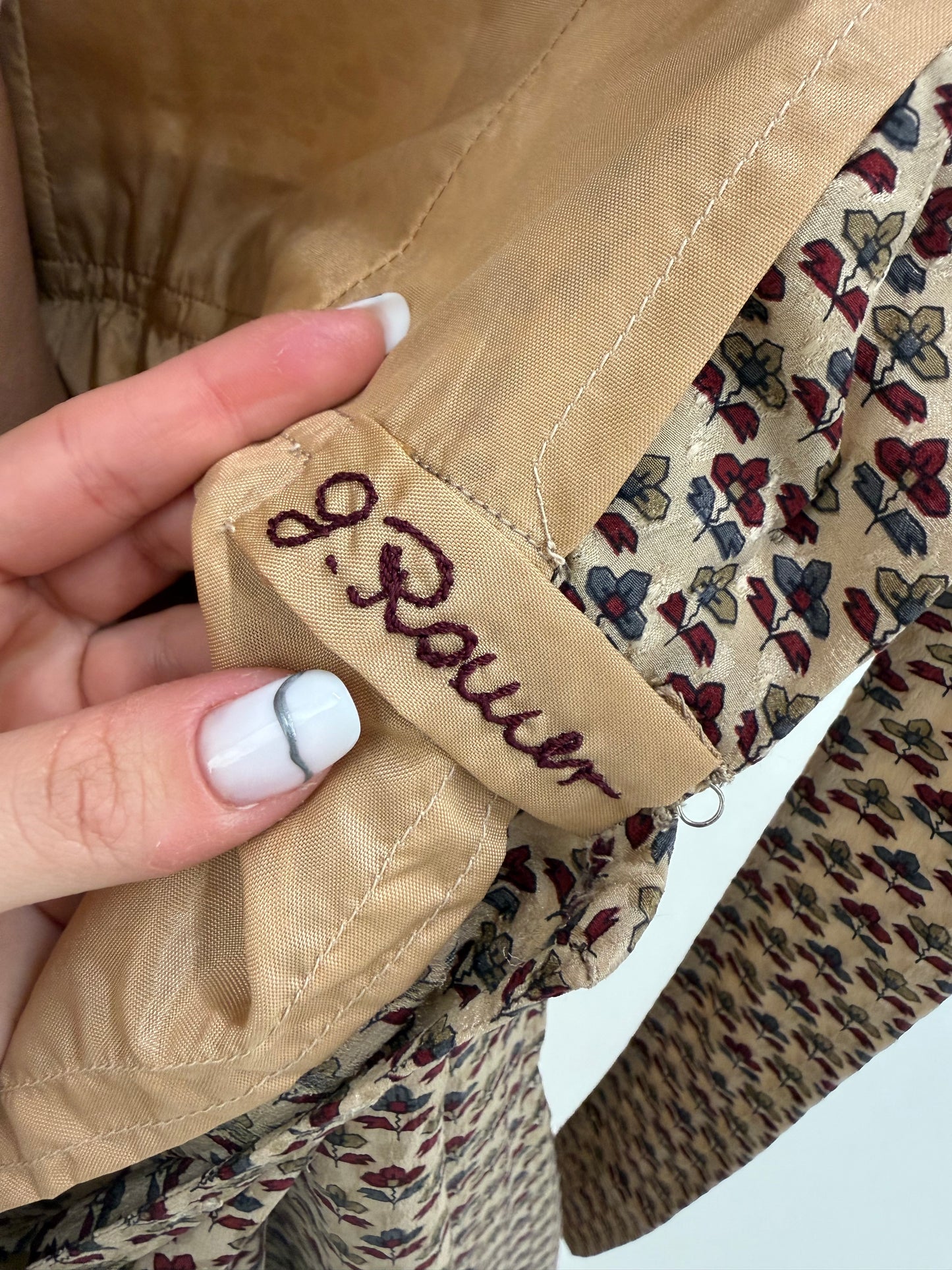 Rochie camel din mătase naturală în croi de ani 70 cu print delicat