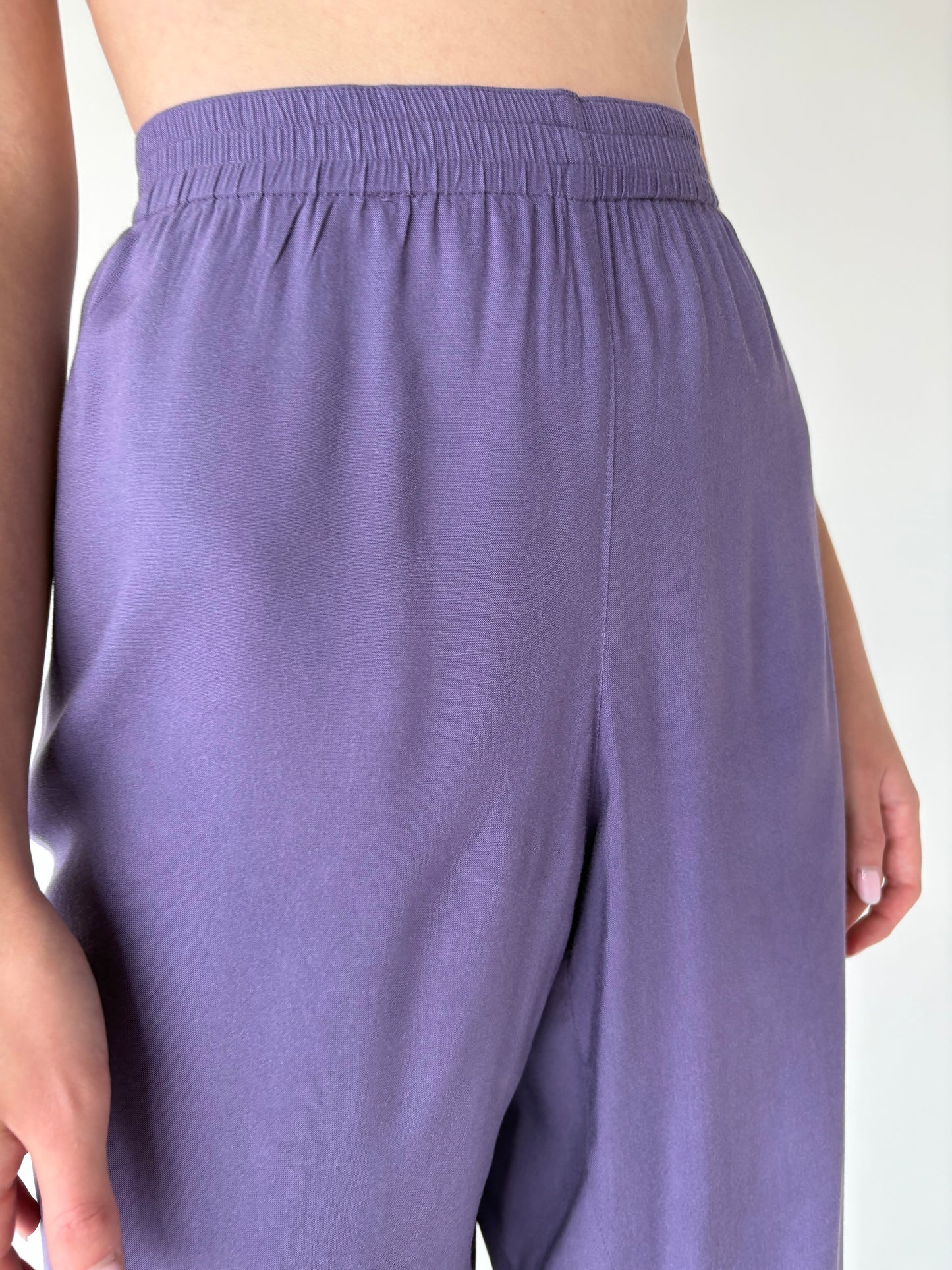 Pantaloni dark lavender super vaporosi cu talie generoasă
