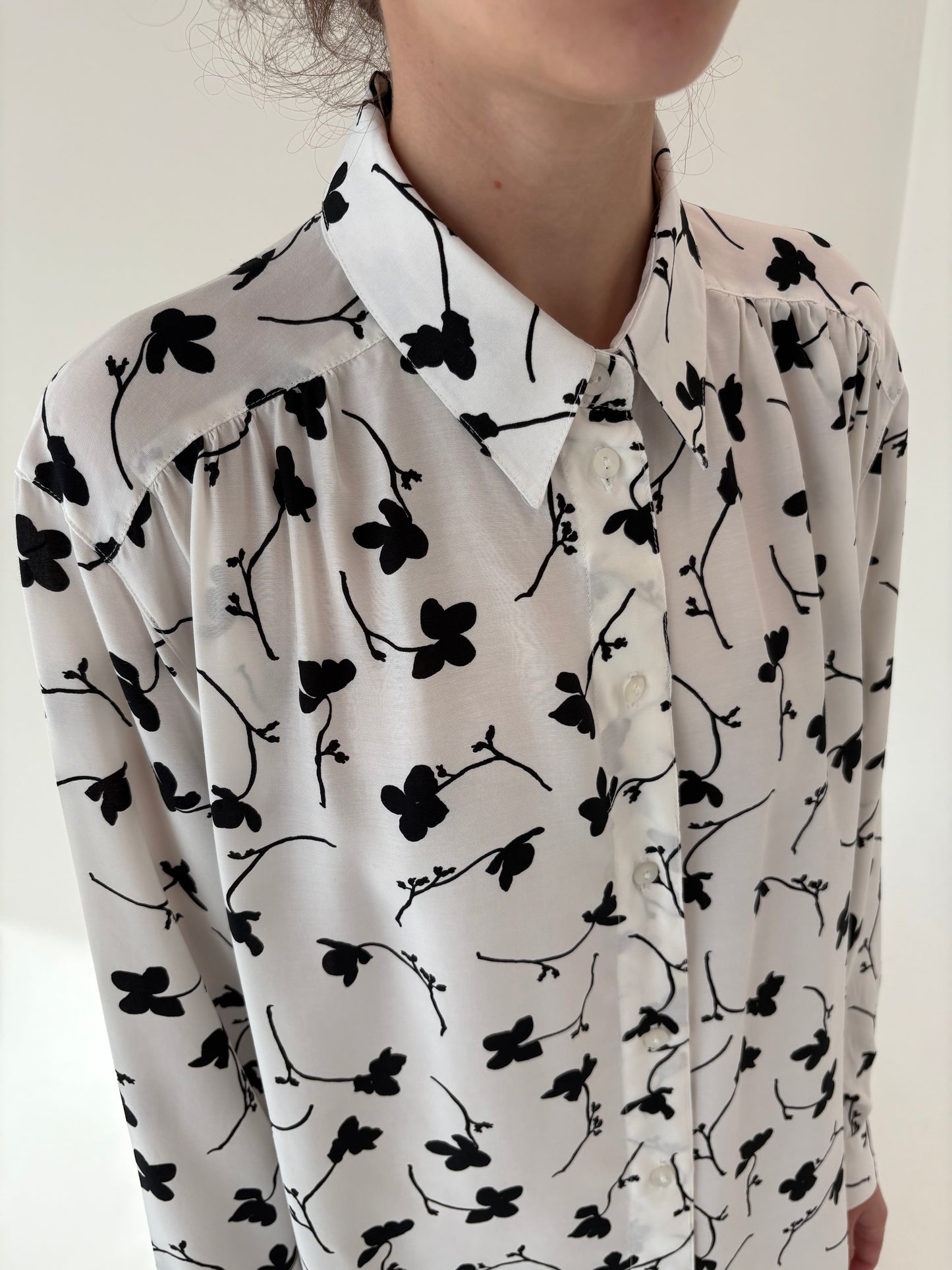 Cămașa vintage cu print alb negru