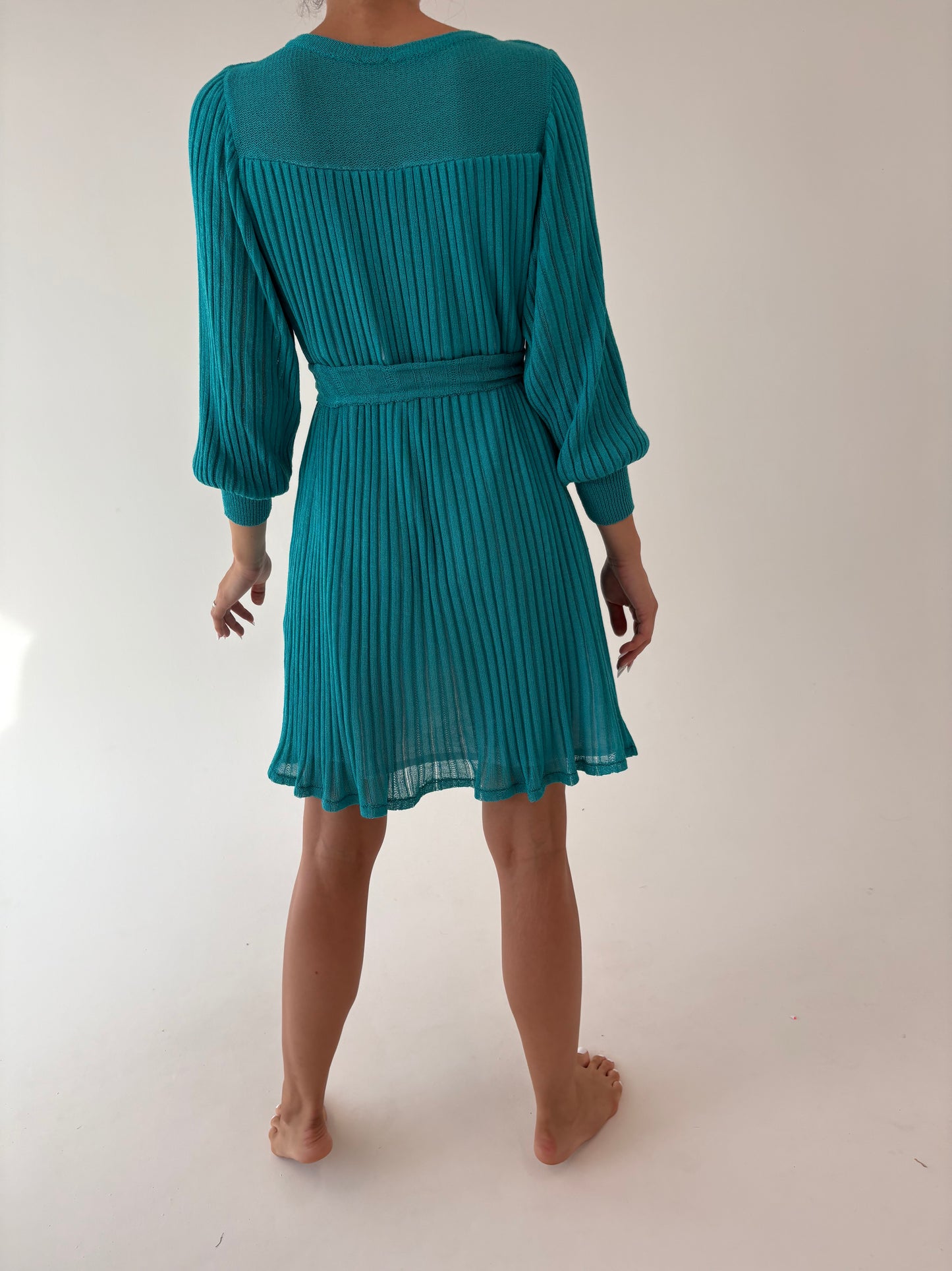 Rochie vintage turcoaz din jerse plisat cu talie marcată reglabile și manșete înalte