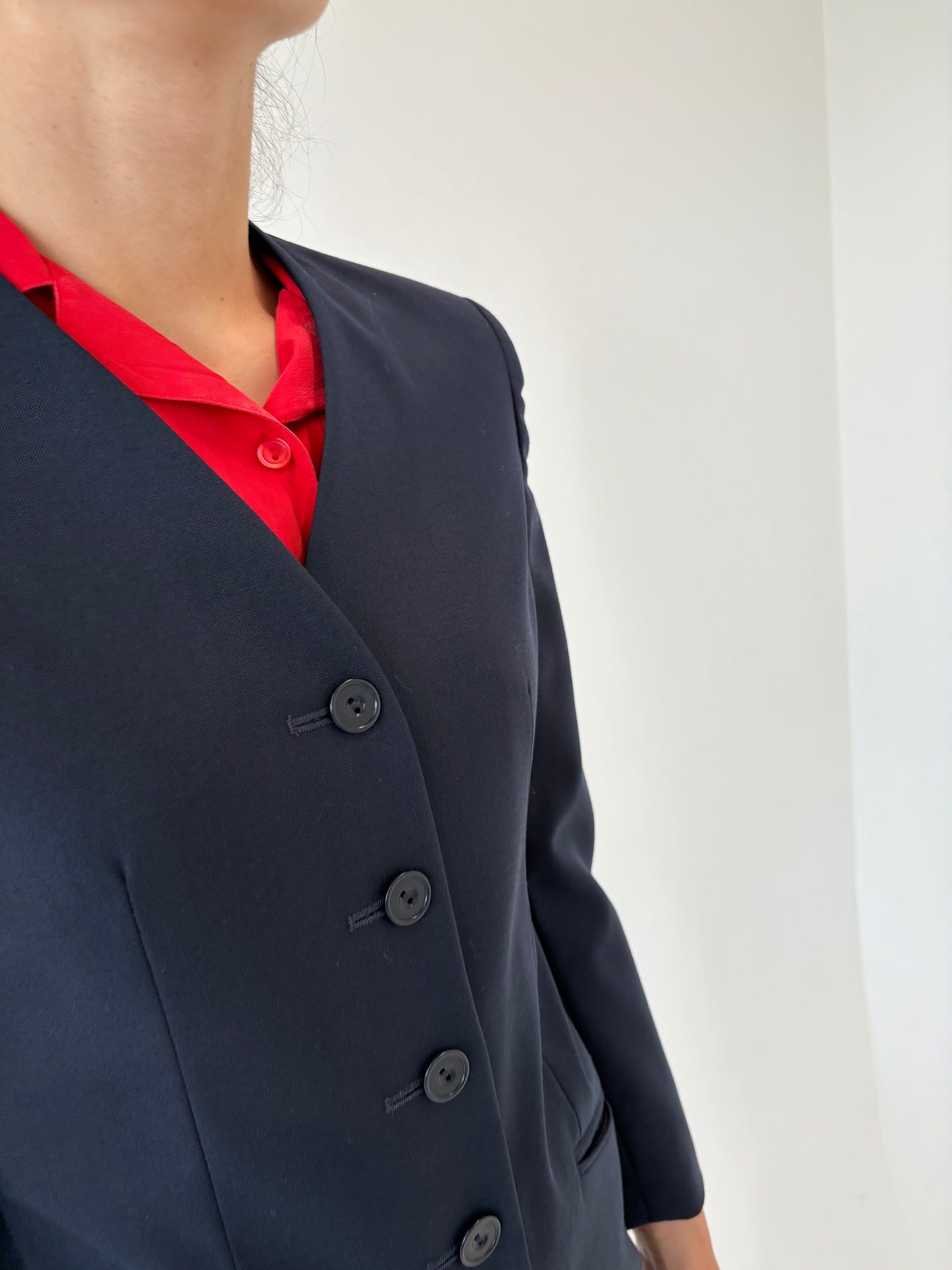 Sacou Navy cambrat în croi minimalist din lana pura extrafina virgină certificată