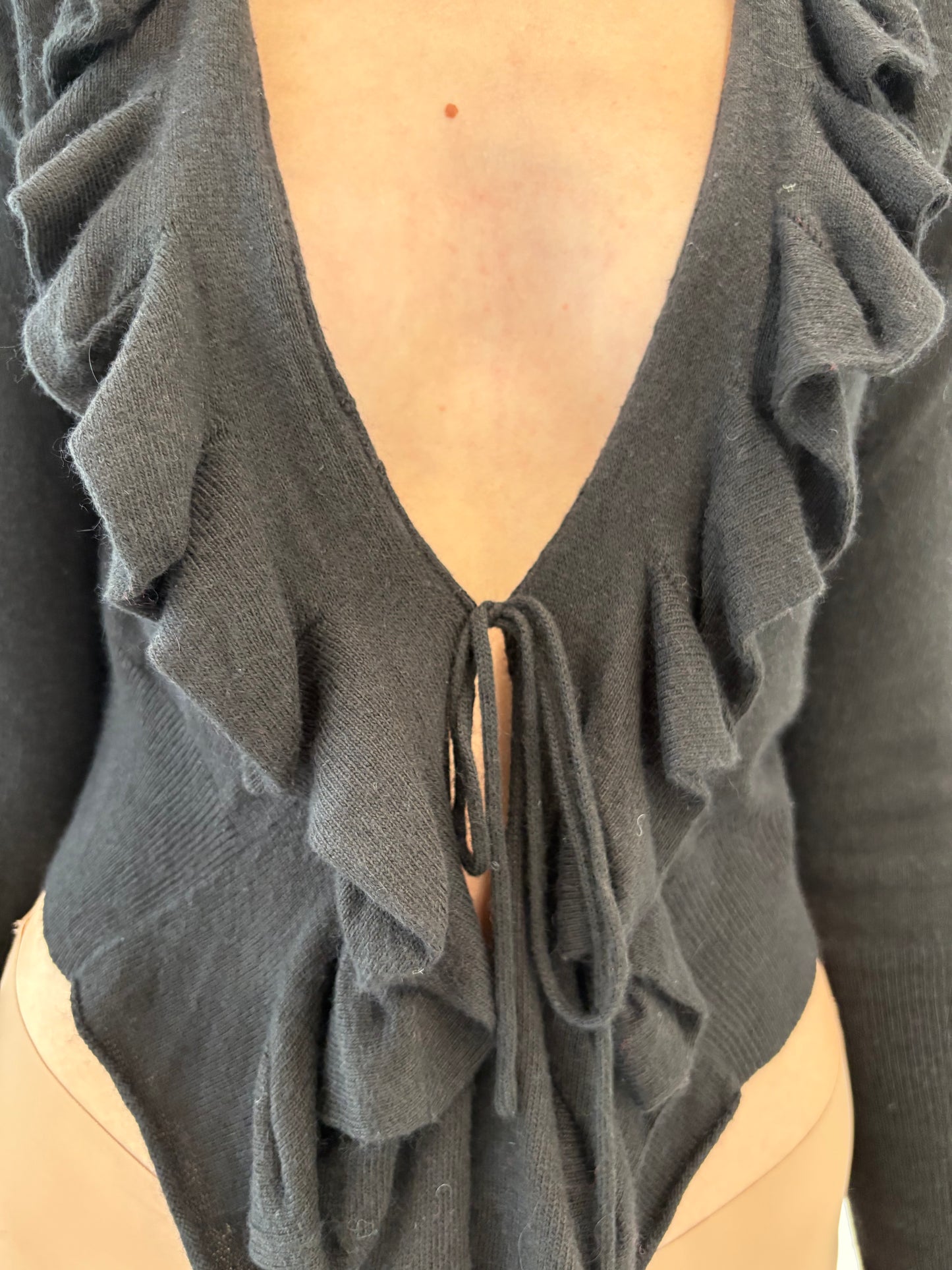 Cardigan negru cropped cu volane din 55% cașmir cu vâscoza