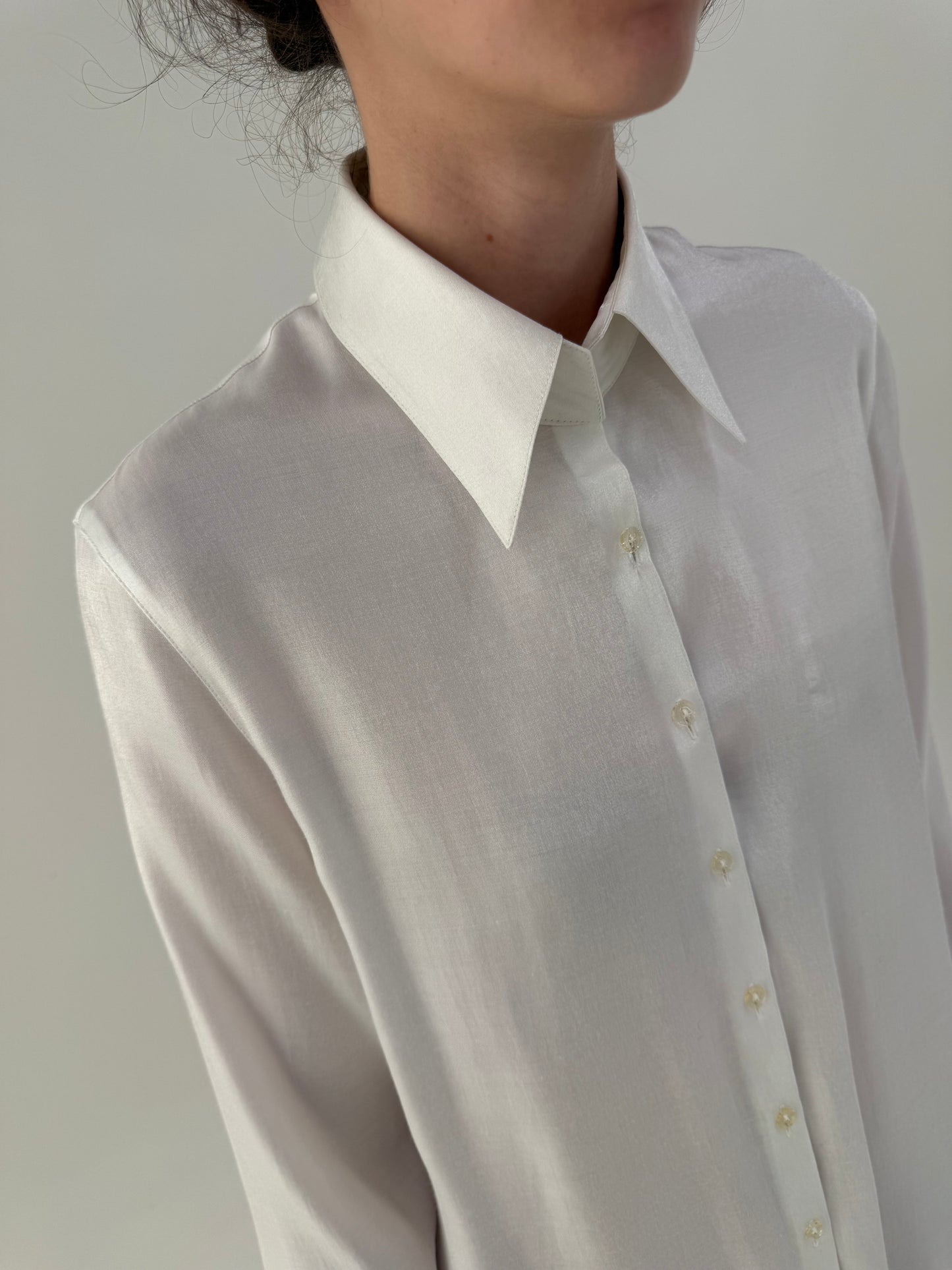 Cămașa albă dinpoplin premium cu manșete duble și guler scrobit