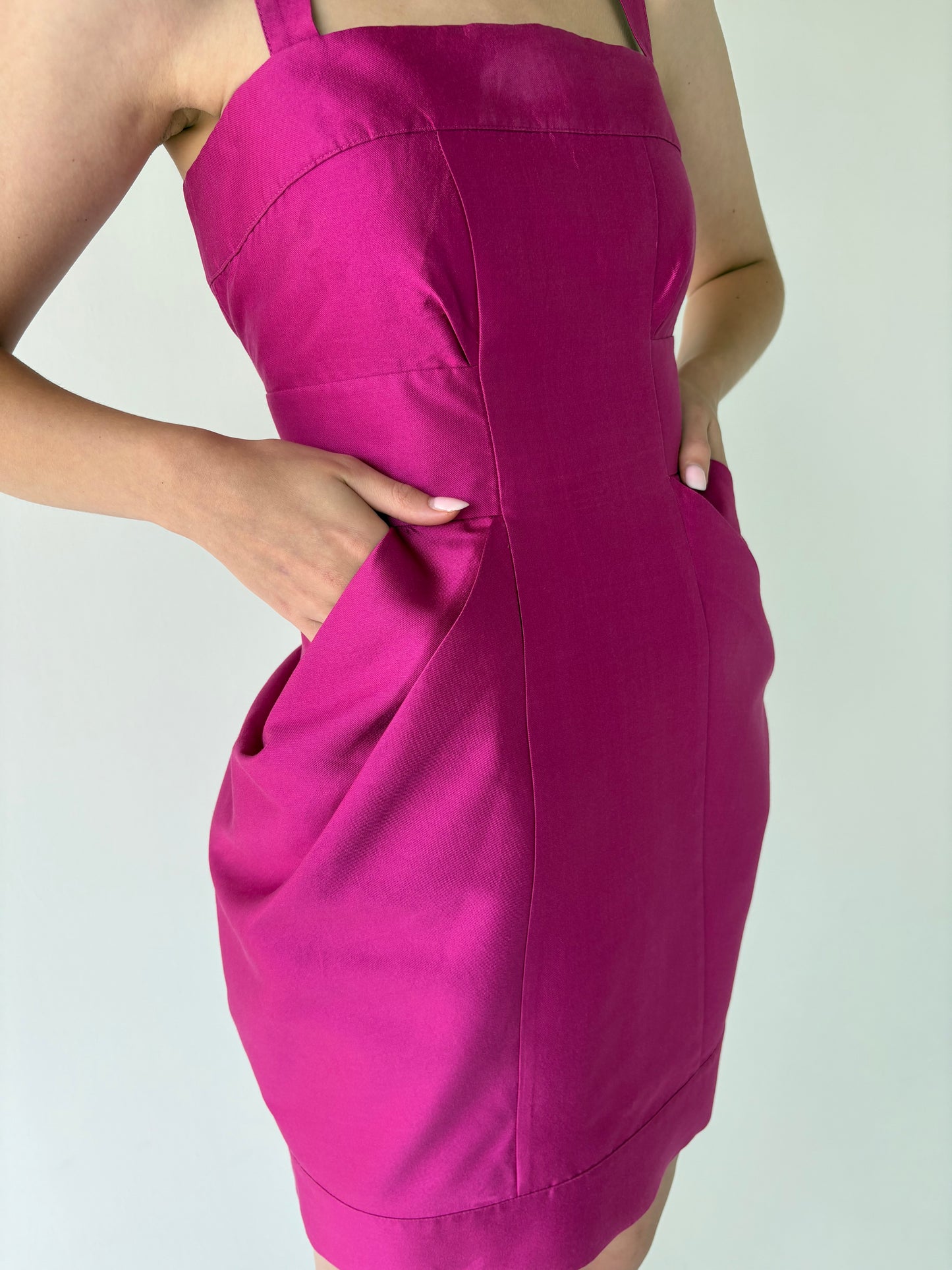 Rochie fucsia din mătase naturală în croi structurat