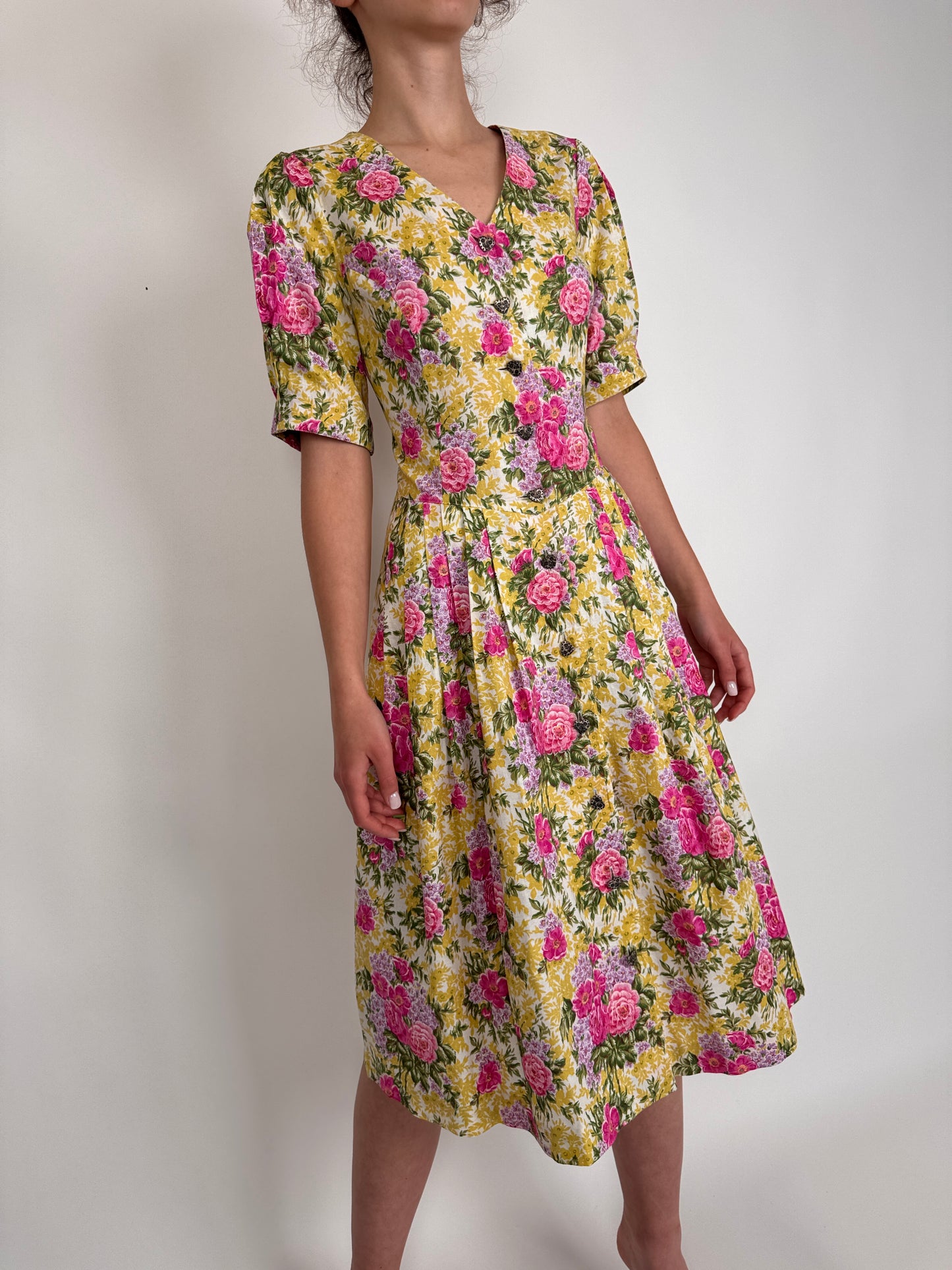 Rochie vintage cu print floral superb și talie marcată