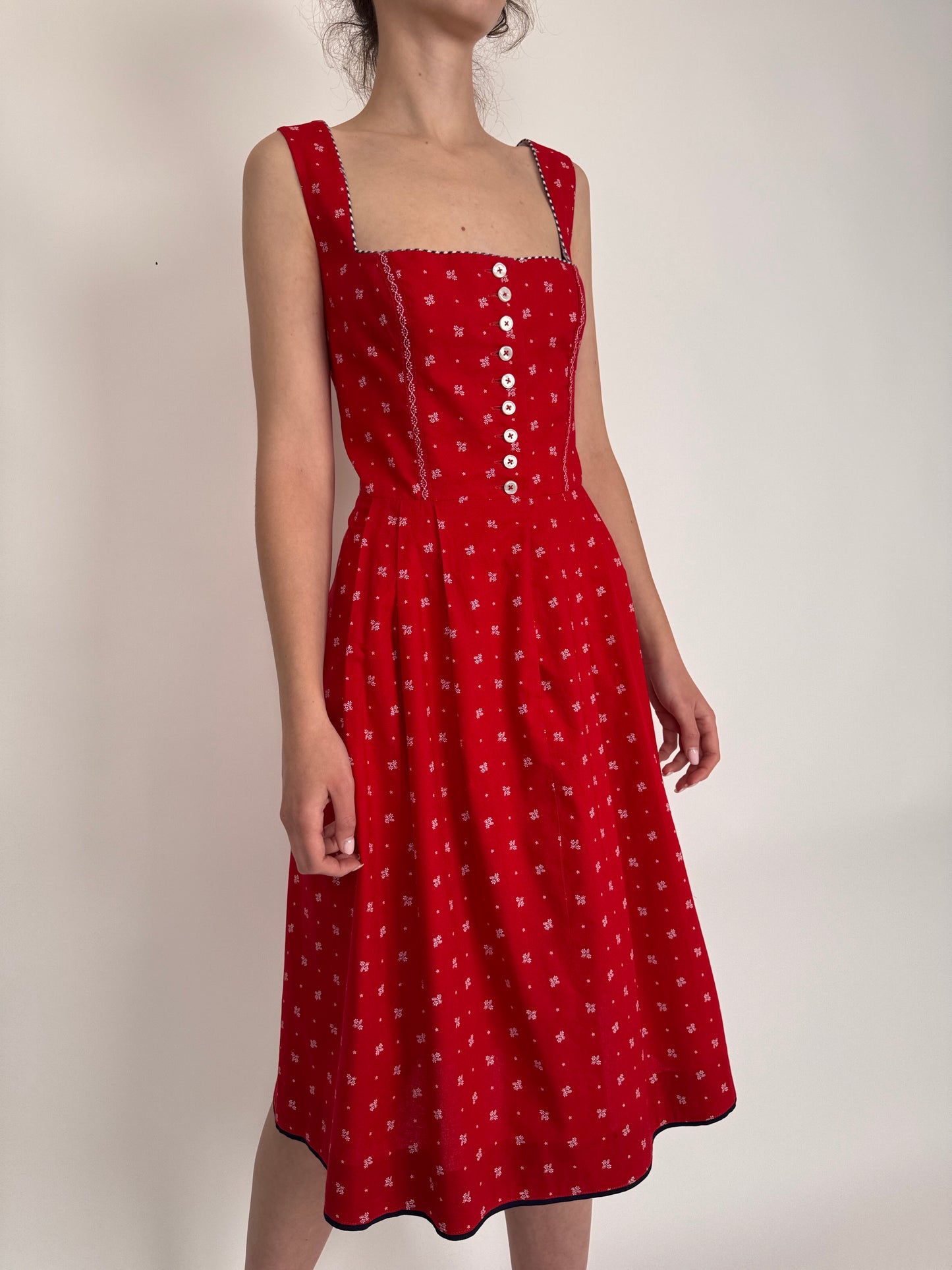 Rochie vintage cherry red cu corsaj și talie ultra marcată din pânză fină