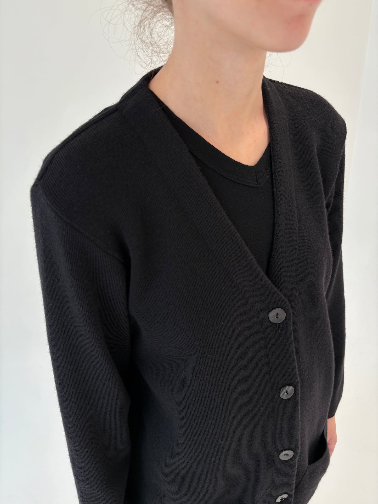 Cardigan lung negru petite din lana merino extrafina certificată