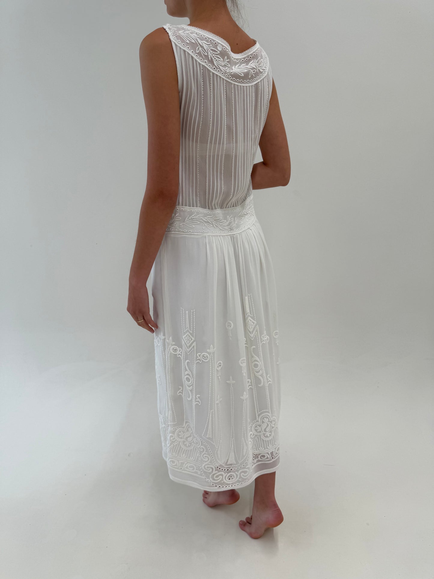 Rochie maxi cu broderie și aplicații manuale de inspirație de ani 20 Gatsby