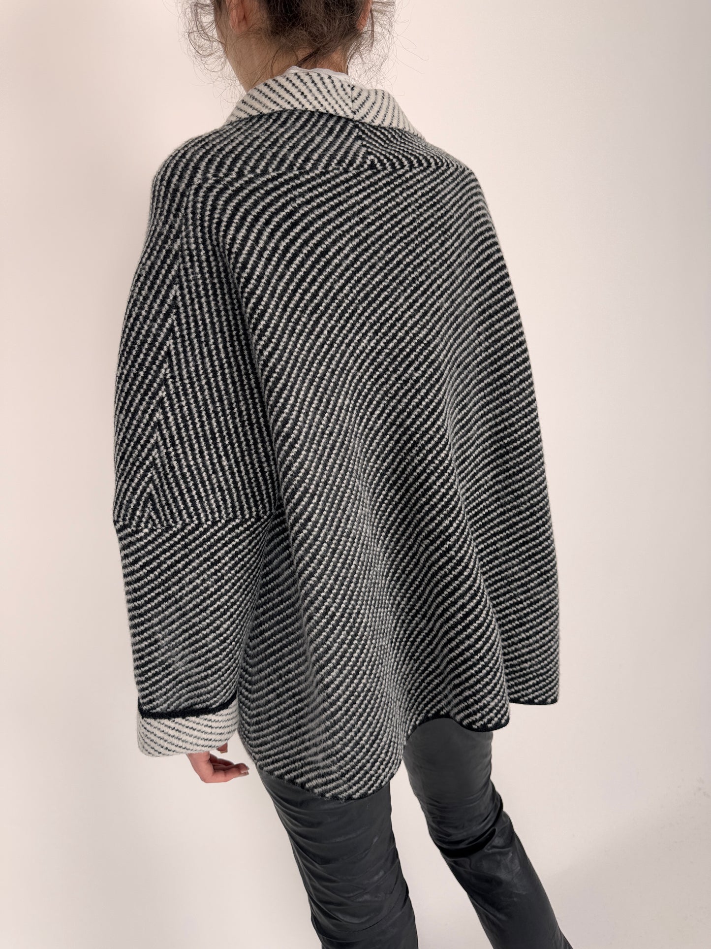 Cardigan în croi minimalist din mix de lana extrafina de gramaj mare
