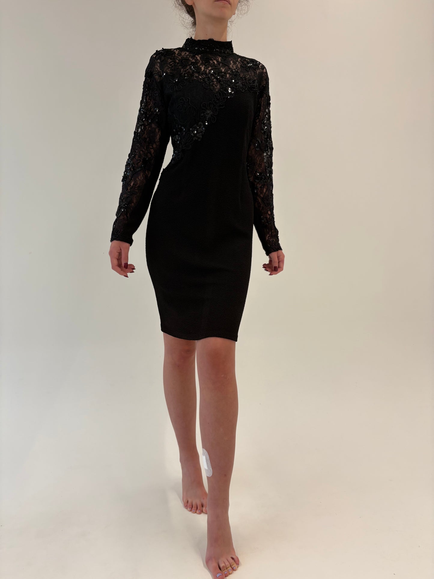 LBD vintage modelator cu inserții de dantelă și aplicații manuale