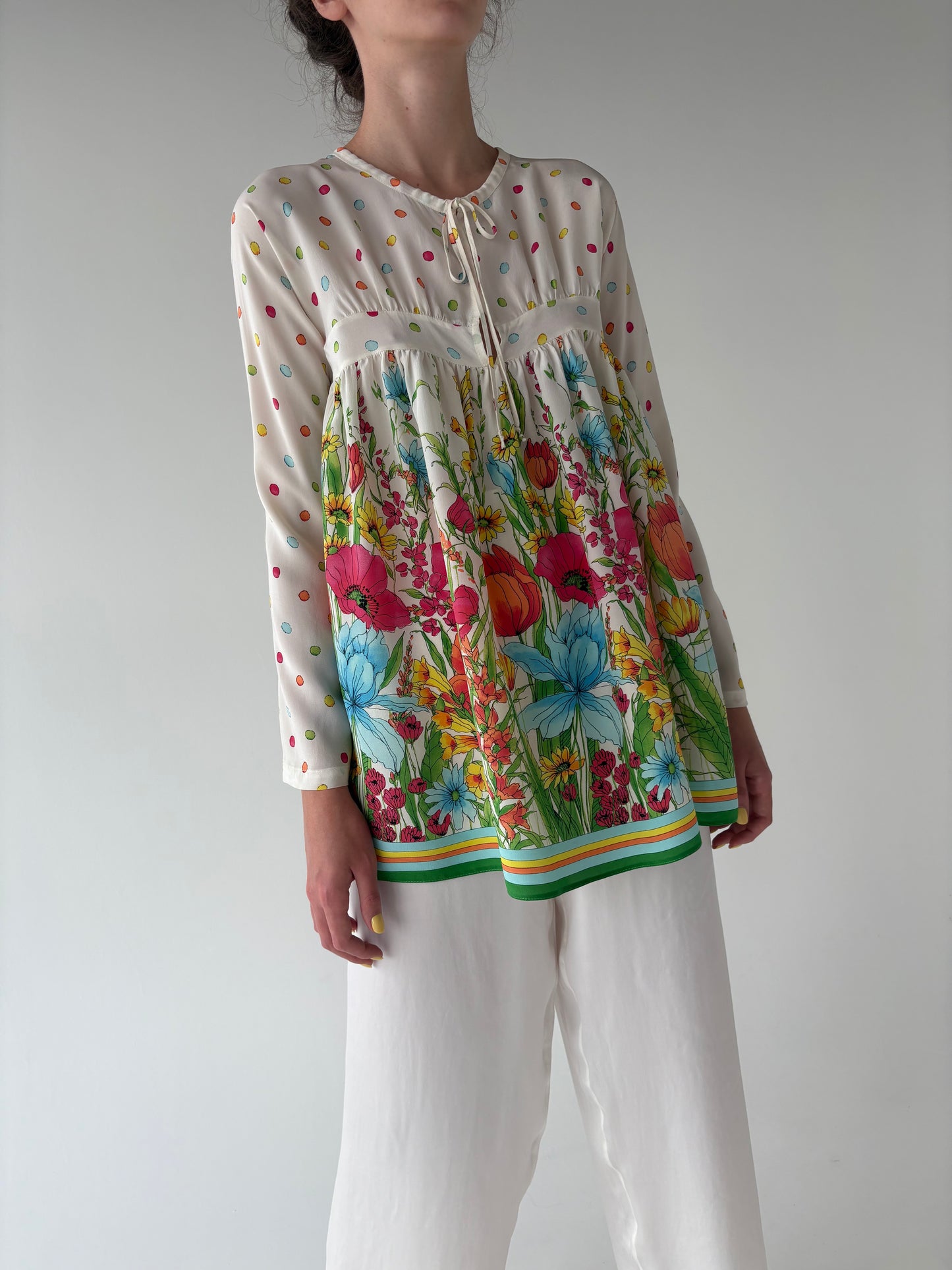 Cămașa luxury Blumarine în croi lejer din mătase naturală și culori tari