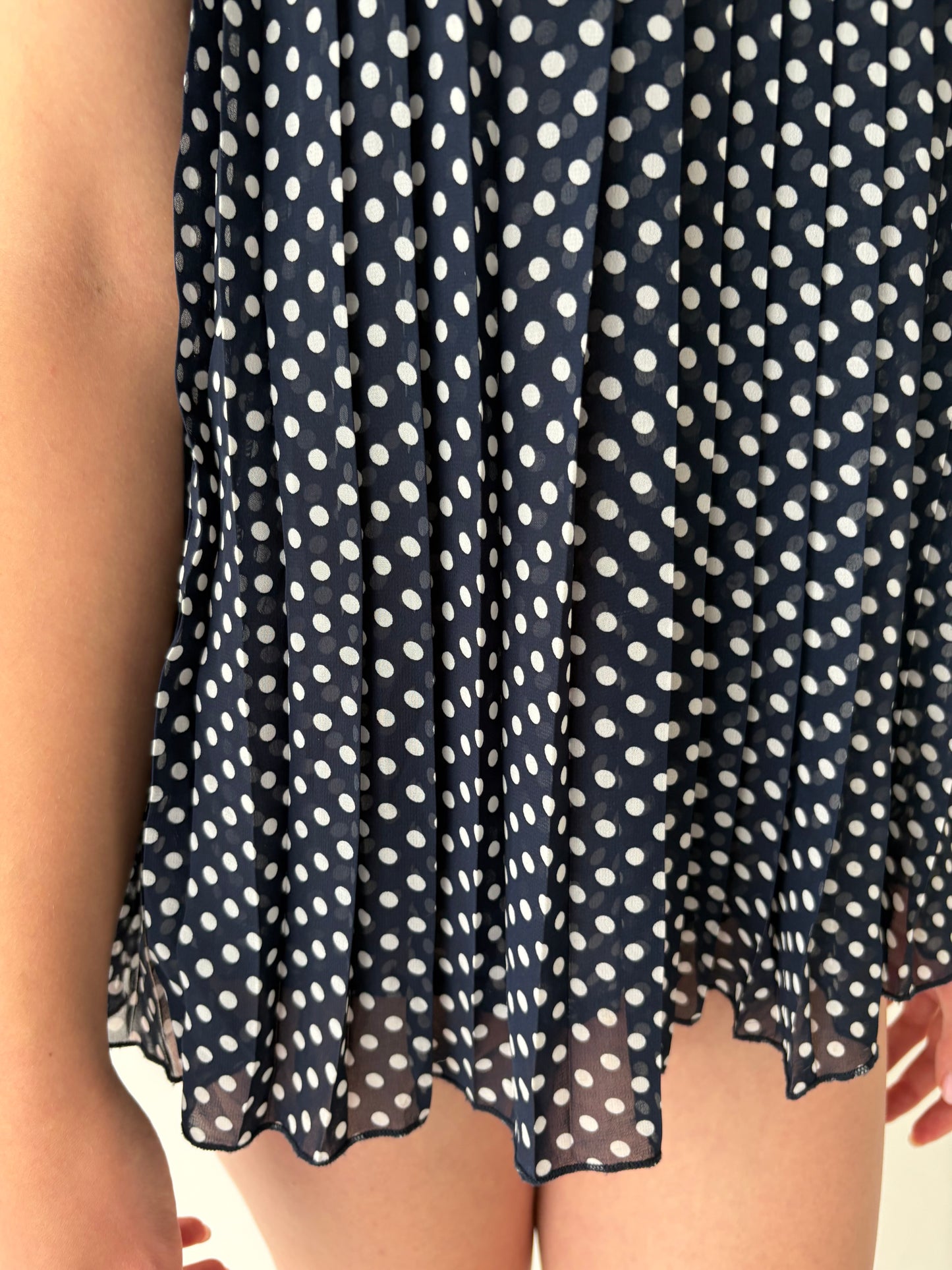 Top petite Navy cu buline si pliseuri