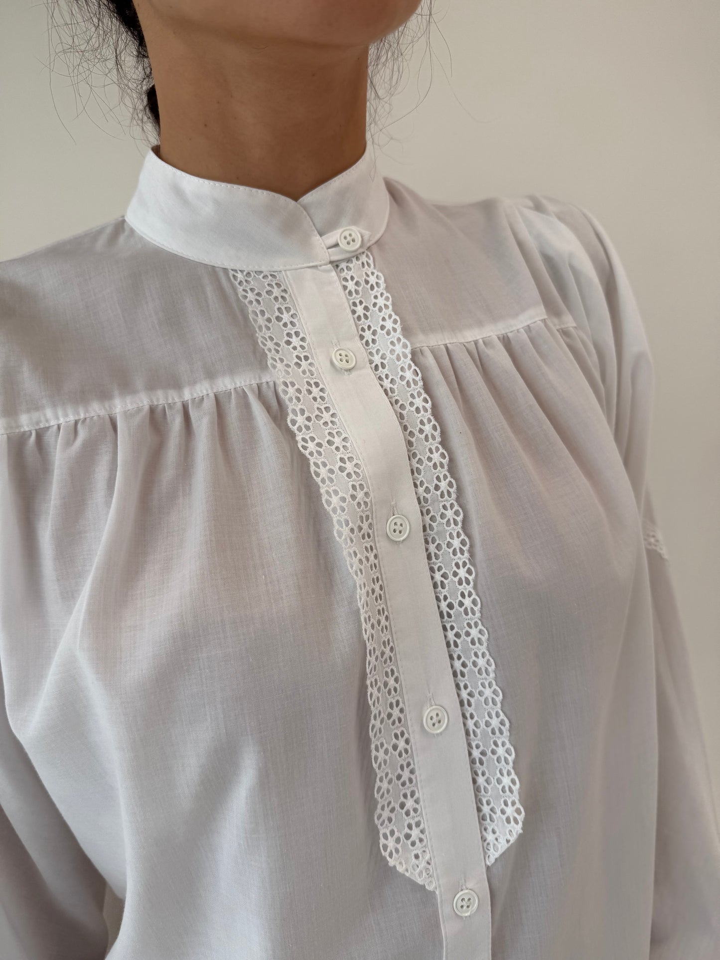 Cămașa vintage din bumbac cu mini jabou din dantelă macrame