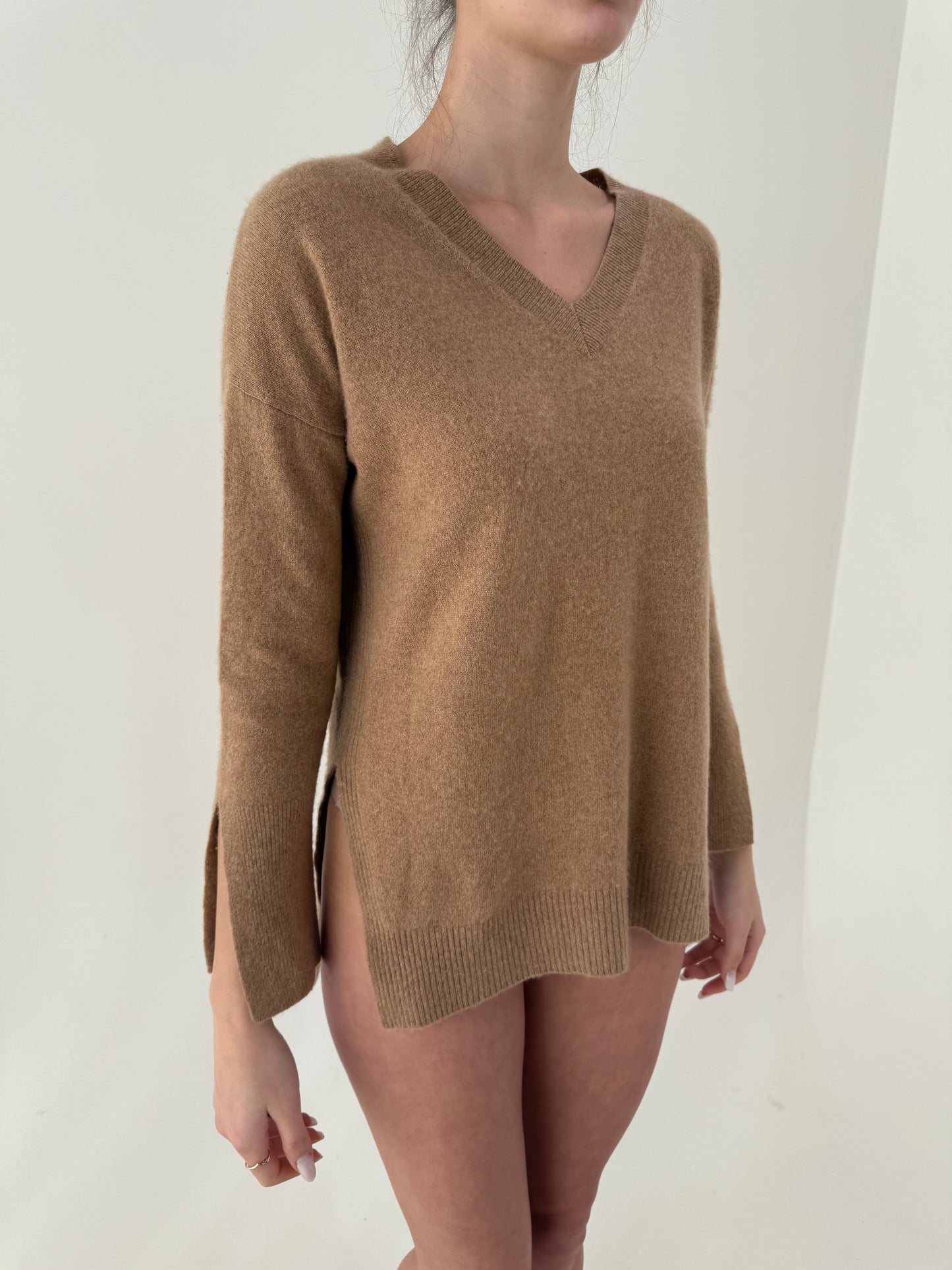 Pulover camel din cașmir cu detalii chic și anchior în croi lejer