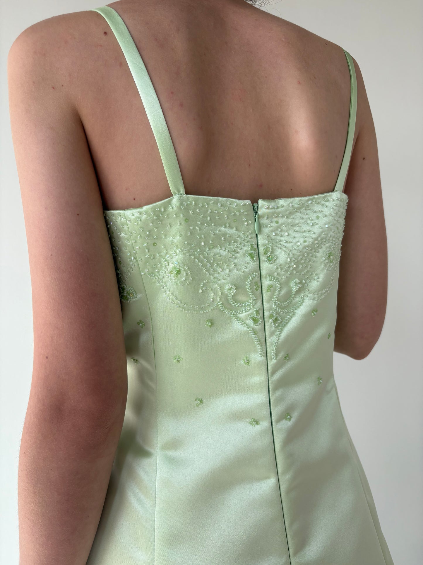 Rochie vintage verde crud cu corset ascuns și aplicații manuale delicate