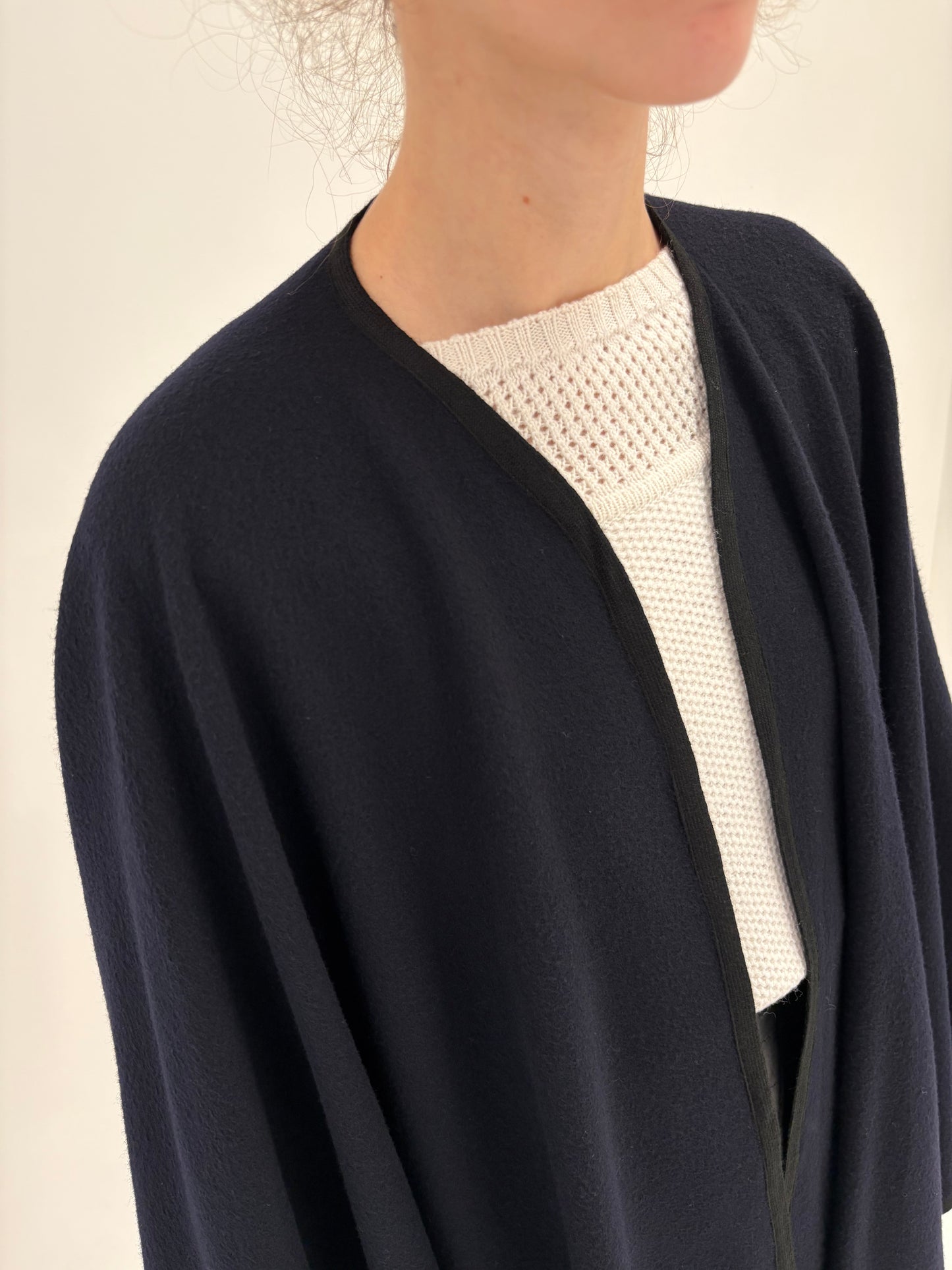 Capă neagră din stofă extafina de lana