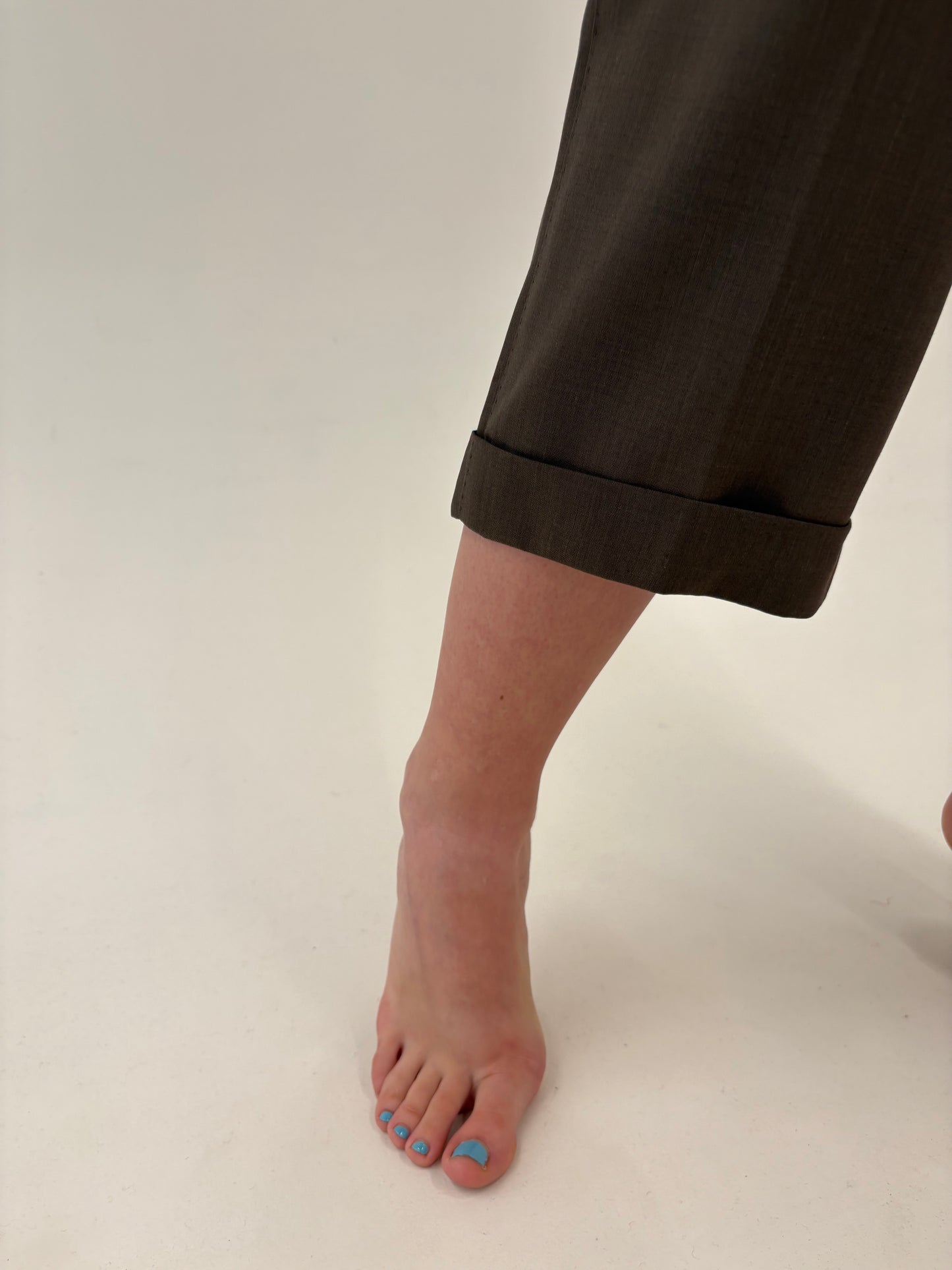 Pantaloni petite chocolate brown cu pense și manșete din lana extrafina