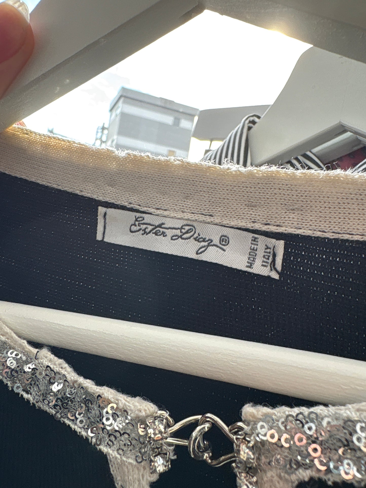 Cardigan negue în stil Chanel cu paspoal ivorie și aplicații manuale