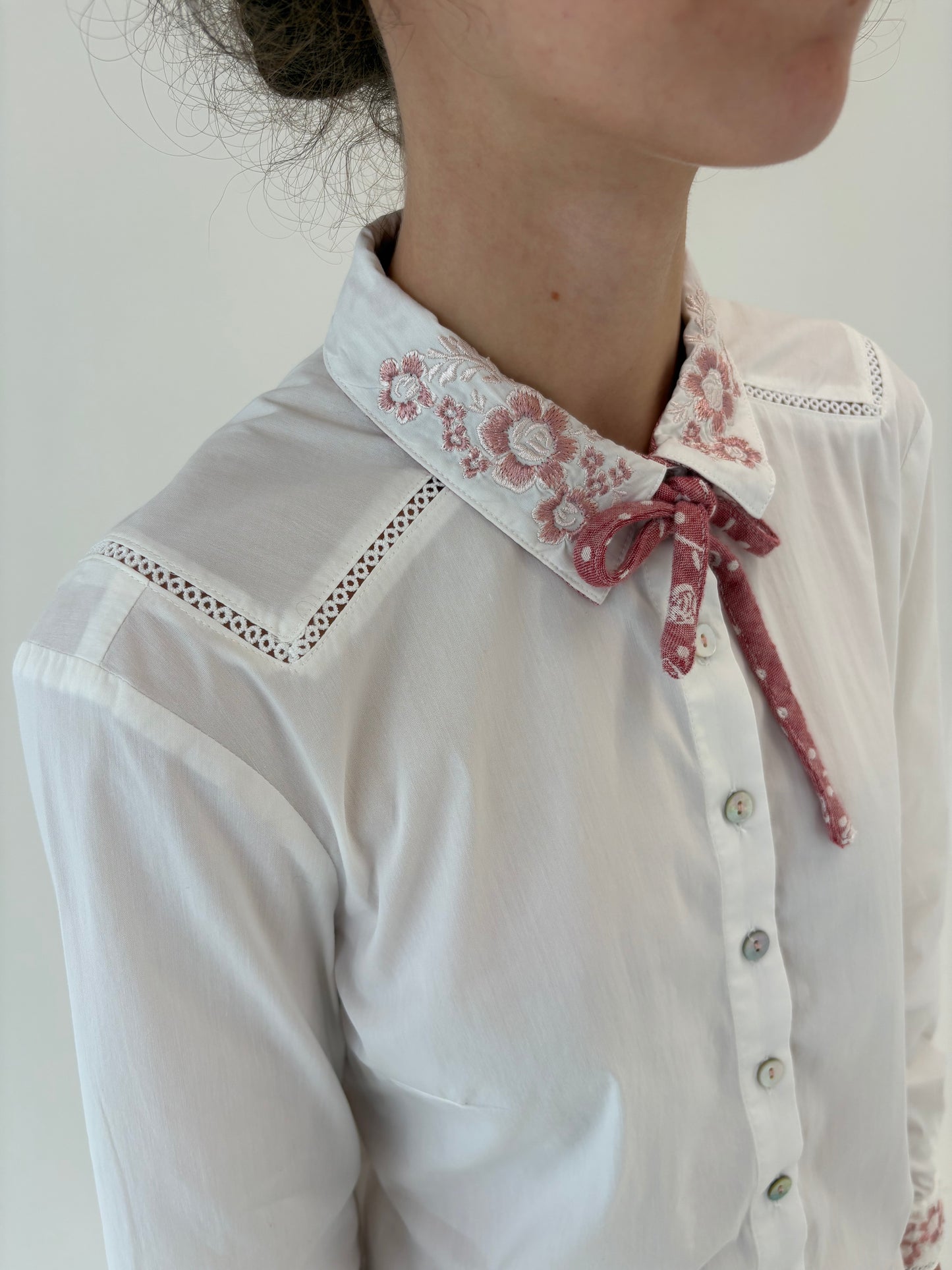 Cămașa vintage cu broderie și lucratura manuală excepțională