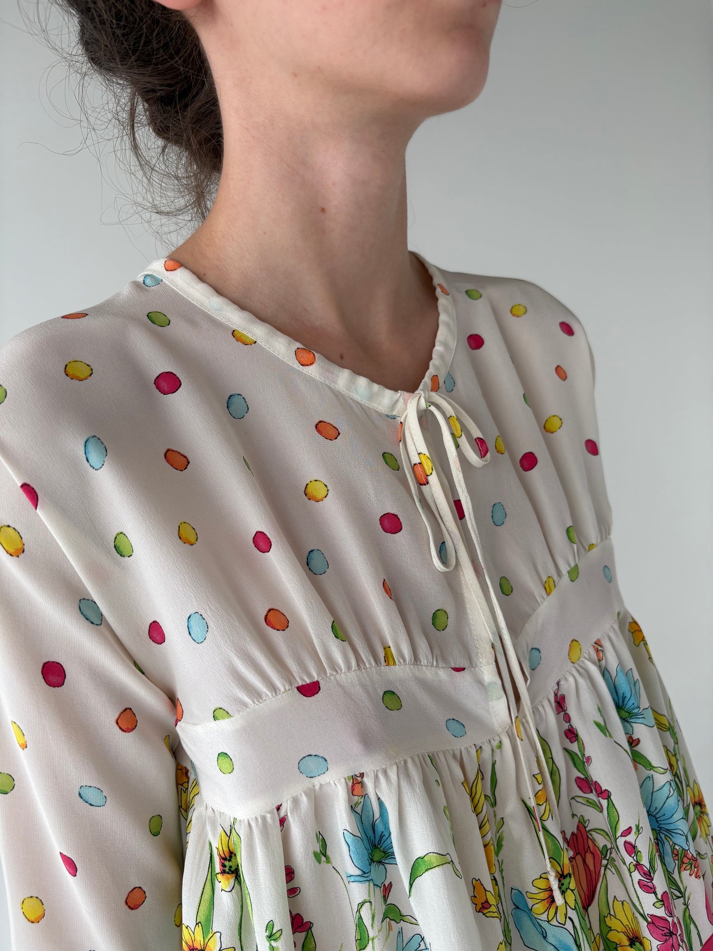 Cămașa luxury Blumarine în croi lejer din mătase naturală și culori tari