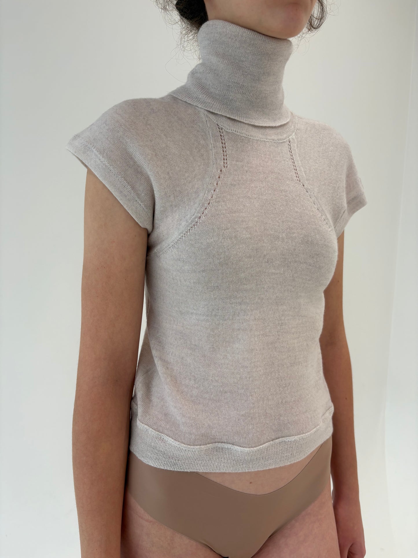 Maleta off white din lana merino extrafina cu detalii chic