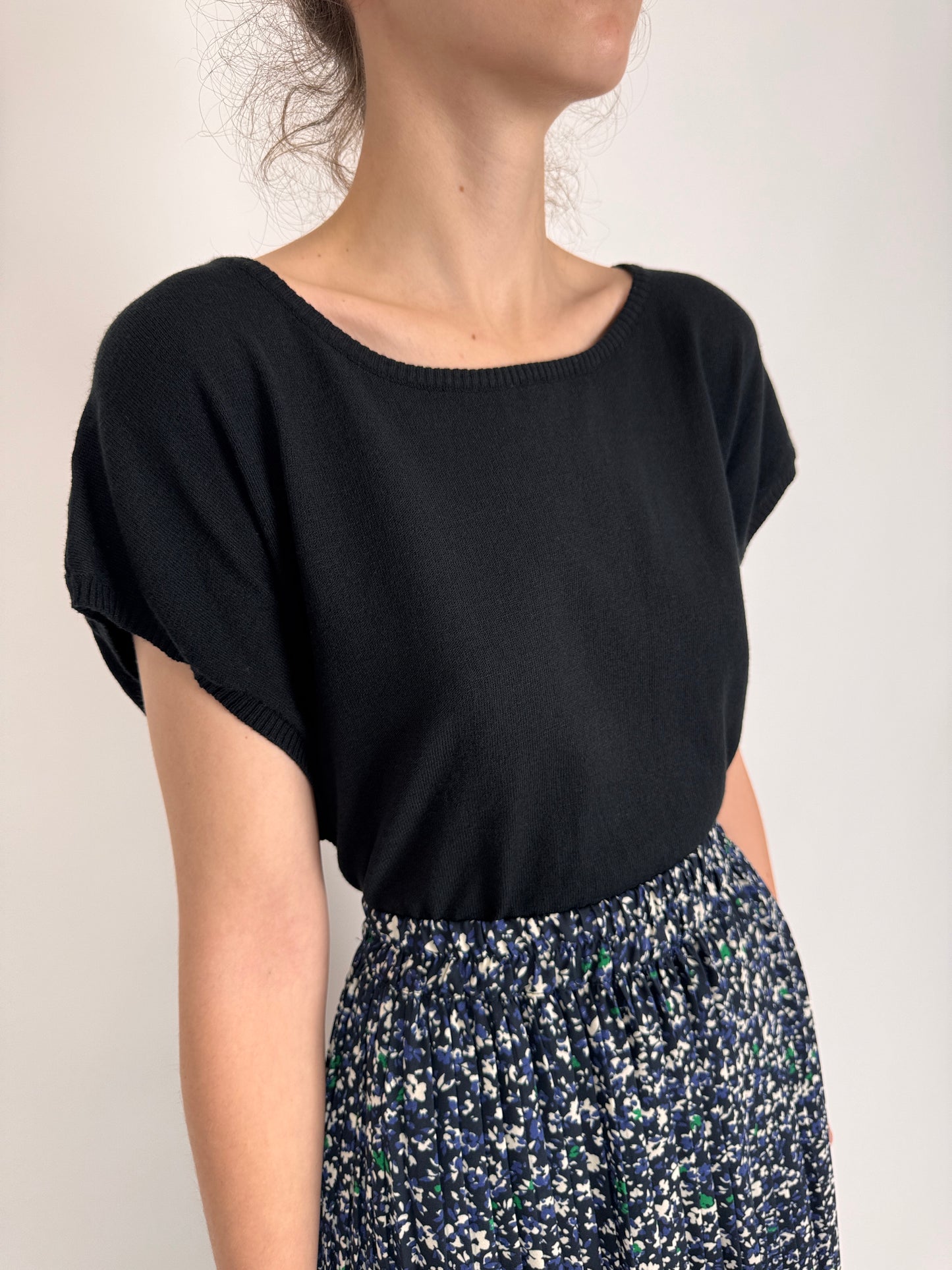 Top negru italian din jerse de bumbac cu mânecă căzută