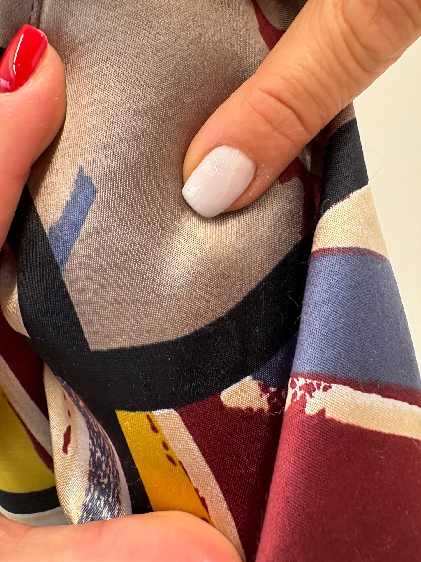 Cămașa vintage satinata cu print burgundy geometric