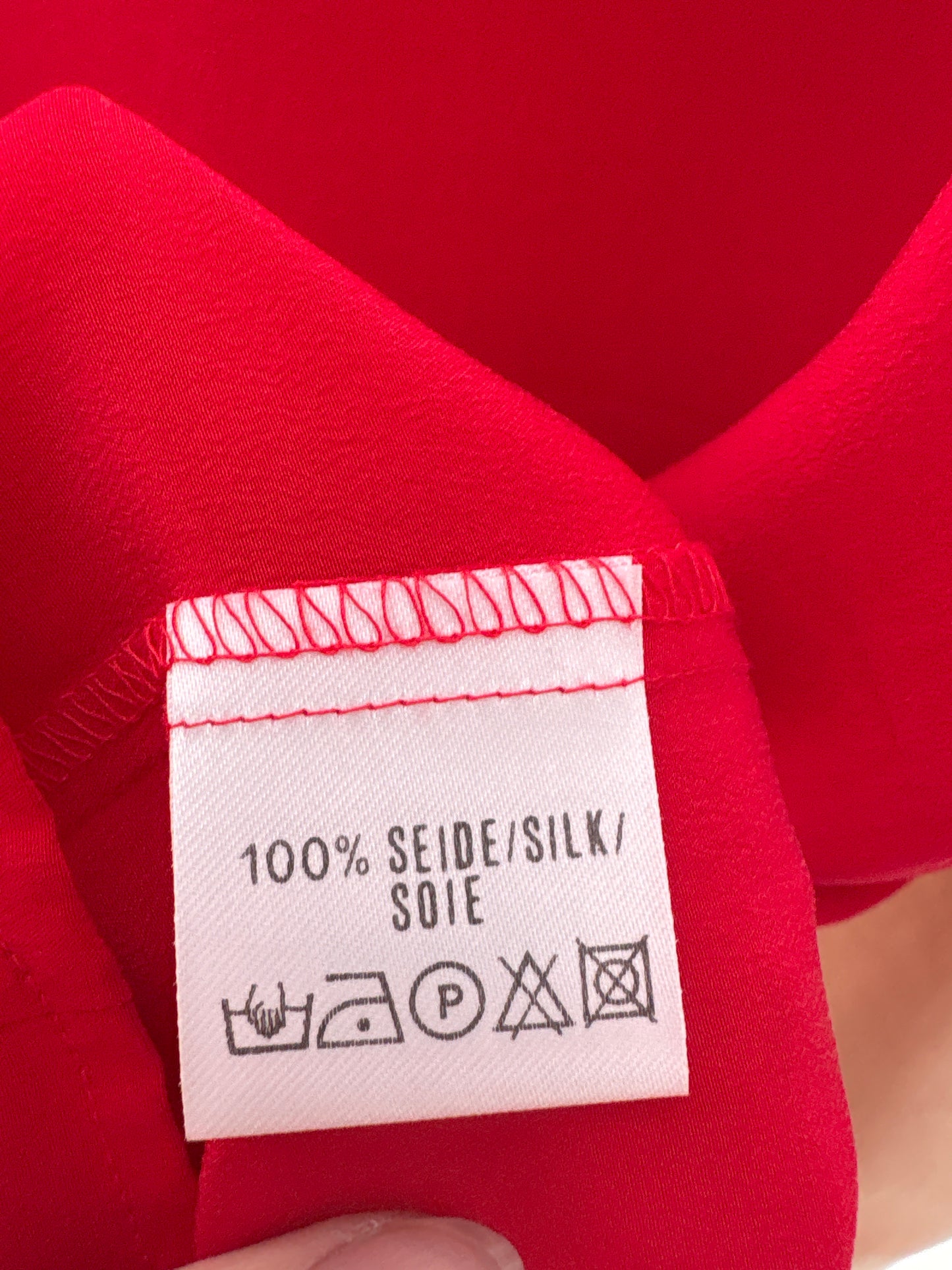 Top din mătase naturală cherry red în croi lejer minimalist
